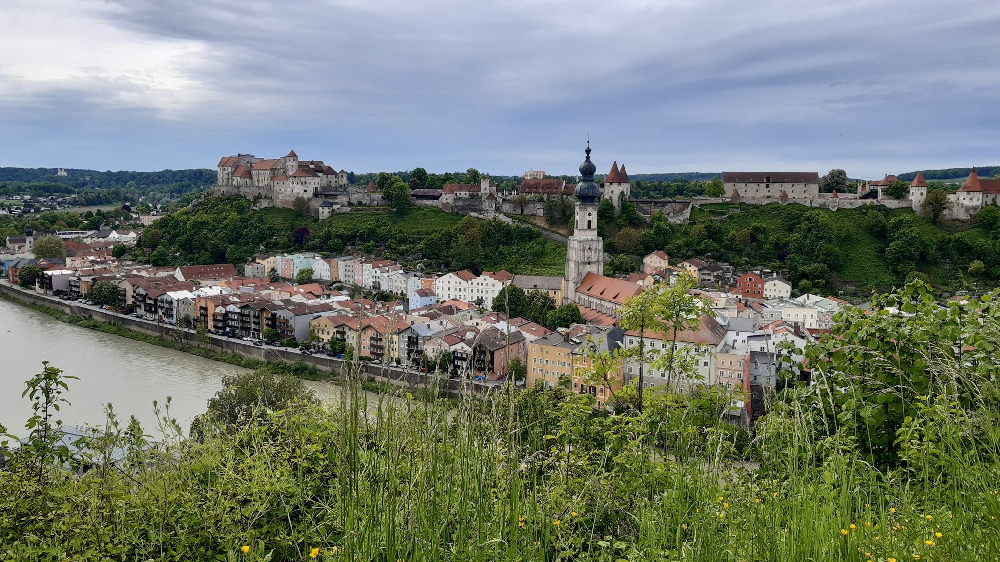 Die Burg beherrscht die Stadt !!!