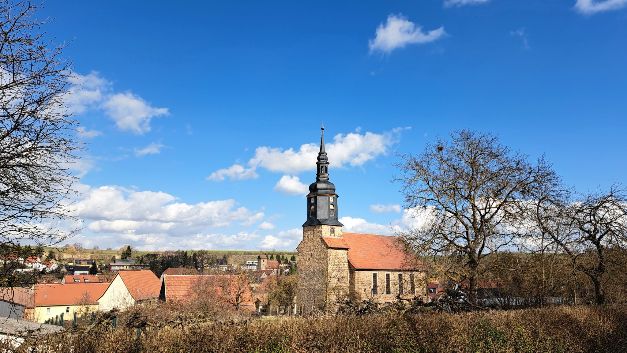 Saubach, St. Jacobi und St. Nicolai (im Hintergrund)