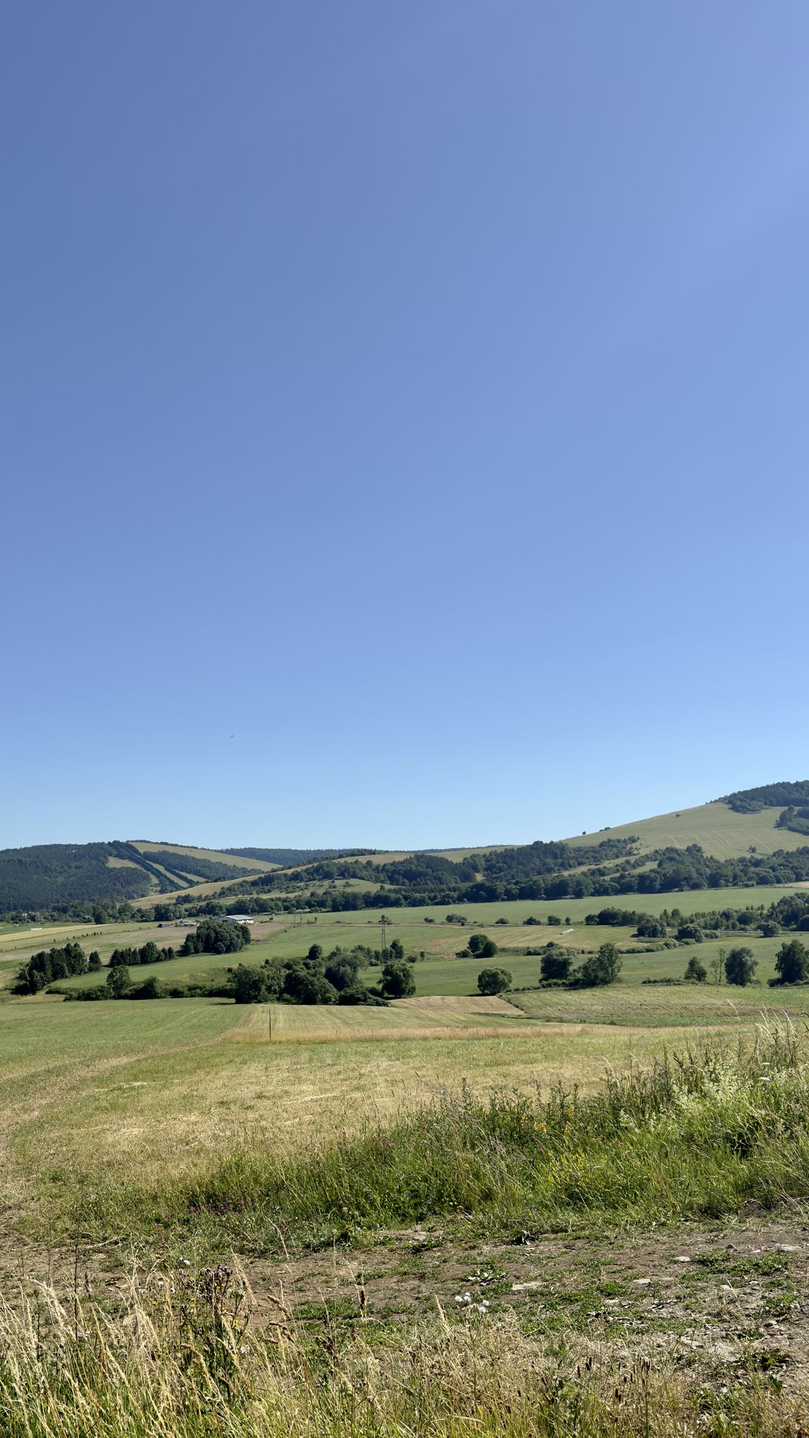 na lewo wyciąg w Karlikowie, na prawo kawałek Tokarni
