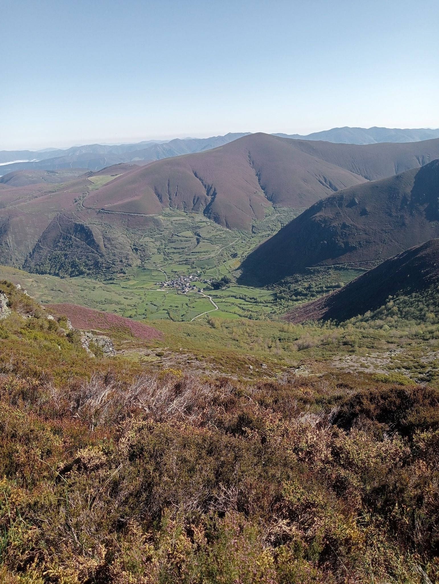 allá abajo se encuentra el pueblo de balouta desde donde también se puede iniciar esta ruta aunque es menos recomendable la mejor sugerencia es hacer miravalles desde el puerto de Ancares partiendo desde unos 1670m