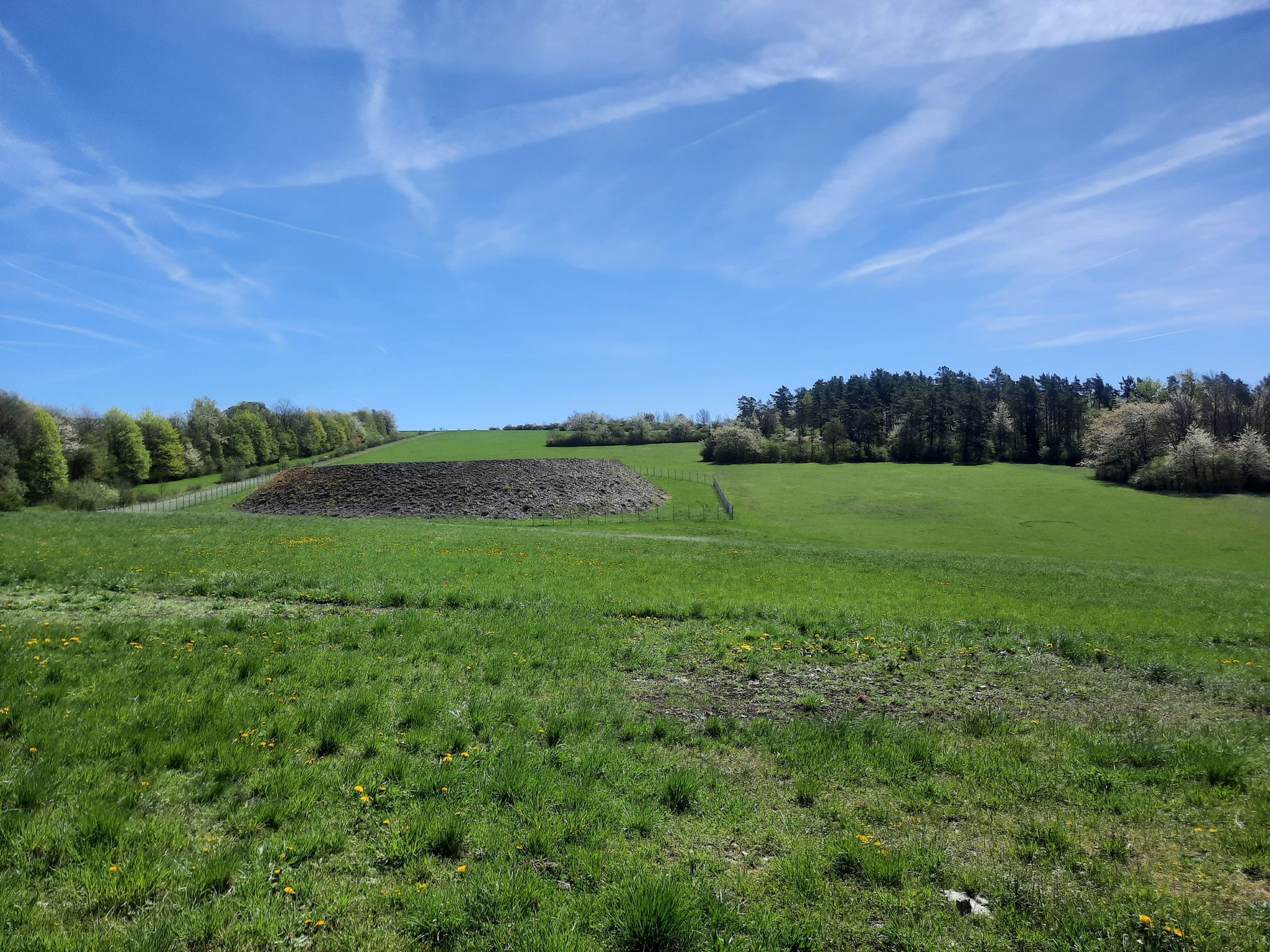 Erdwall des Windprofilerradar Deutscher Wetterdienst