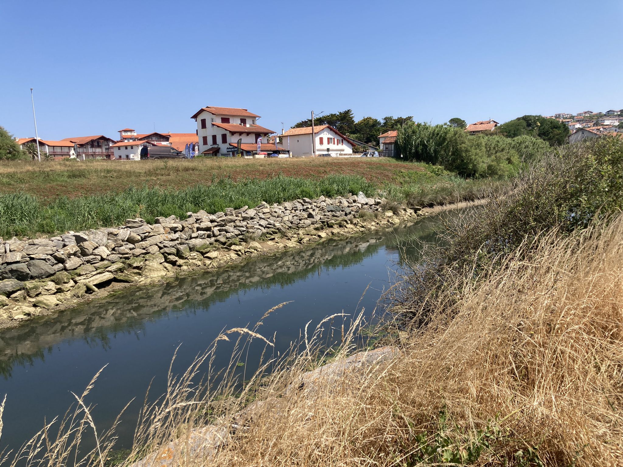 Schön gestalteter Kanal bei Bidart…