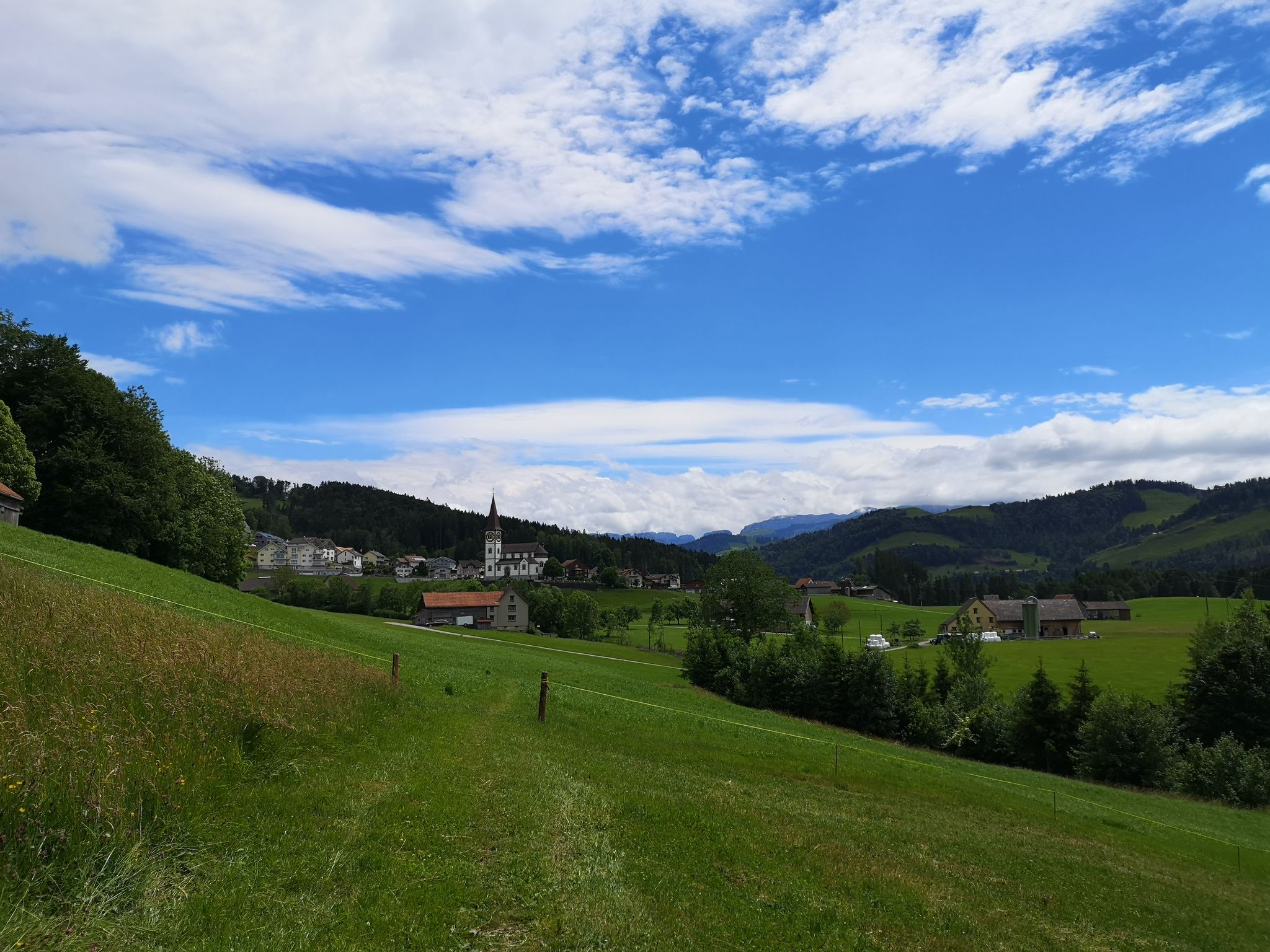 und über Wiesenwege mit Blick zu Schlatt-Haslen mit Alpstein im Hintergrund