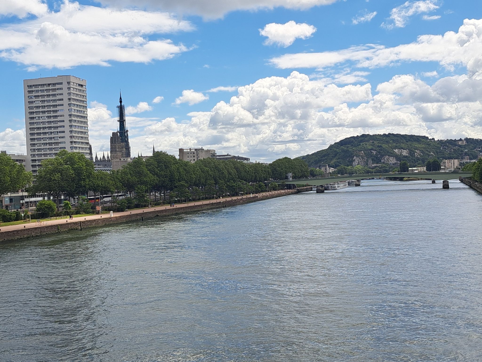 Blick über die Seine auf die Skyline