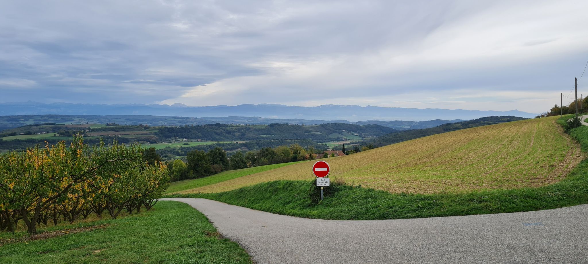 Montfroid: Blick auf das Vercors (Abfahrt bei Regen verboten)