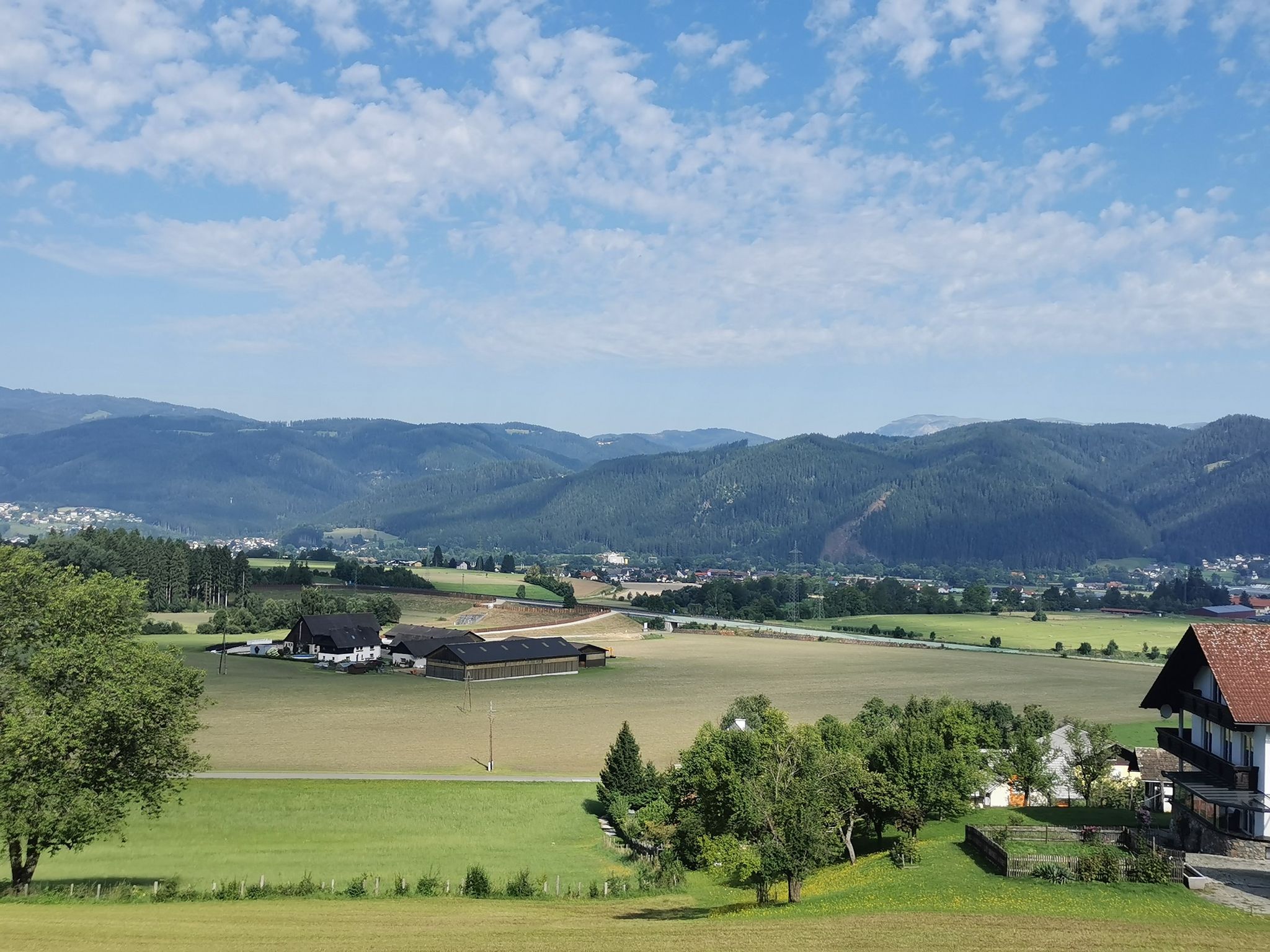 Blick zum Hochschwab  (Bildmitte) und zur  Hohen Veitsch (rechts davon)
