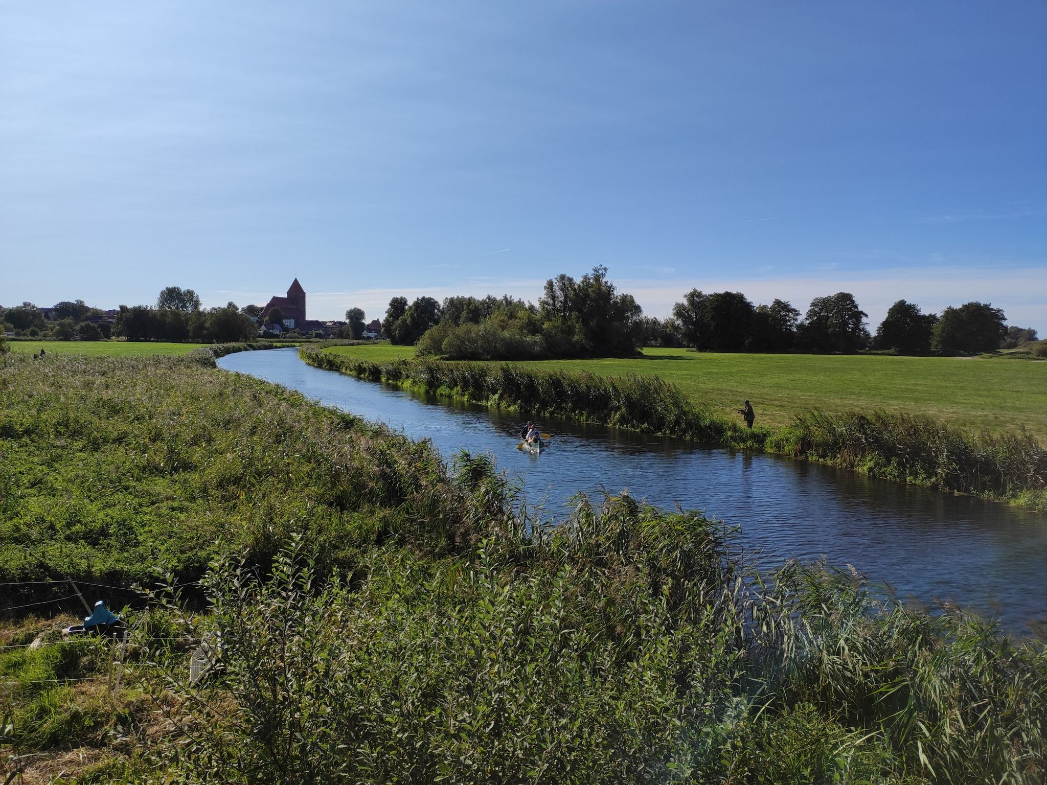 Angler und Kanufahrer am und auf dem Wasser