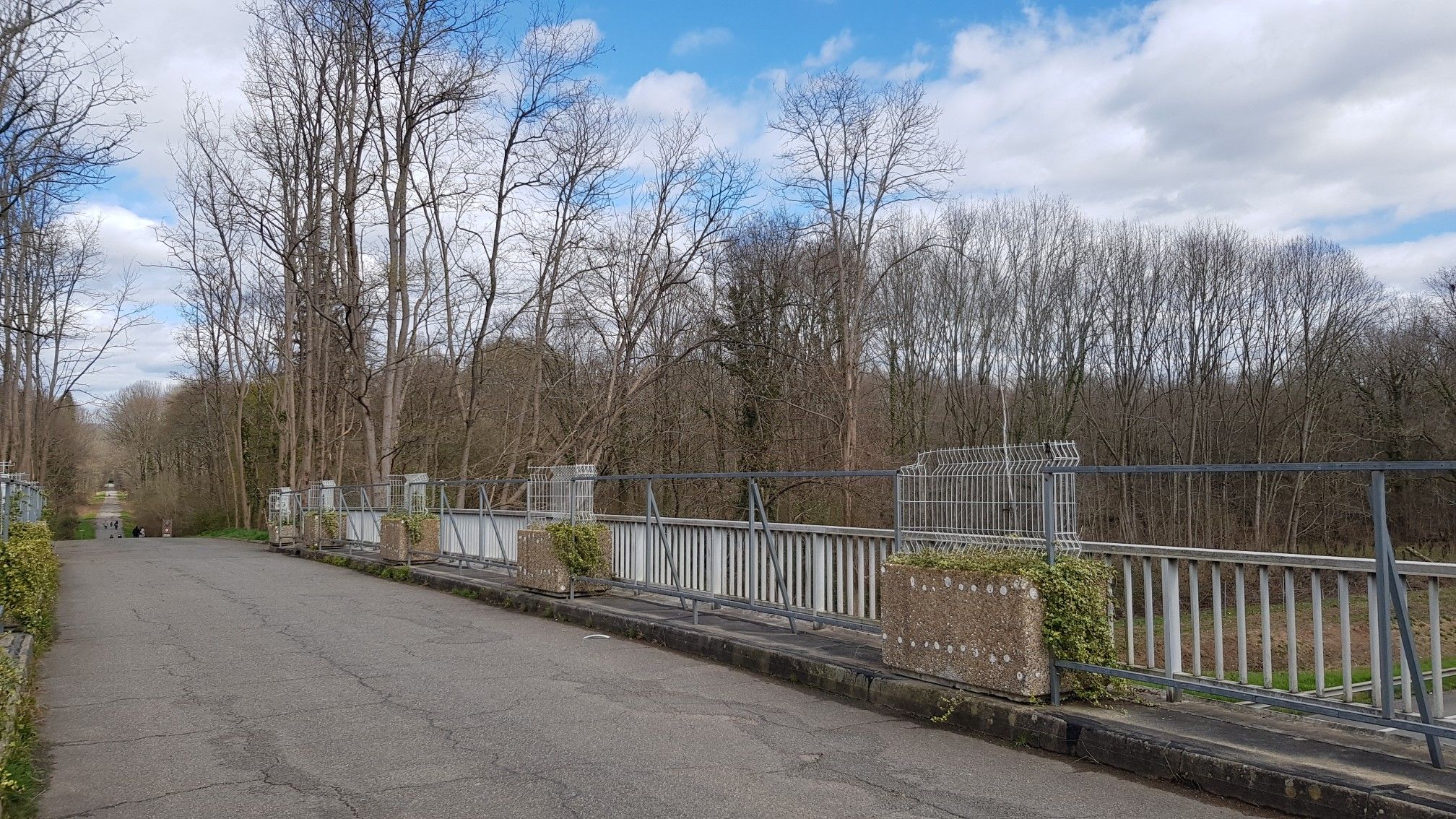 Pont sur l'autoroute qui mêne au bois de Bastard.