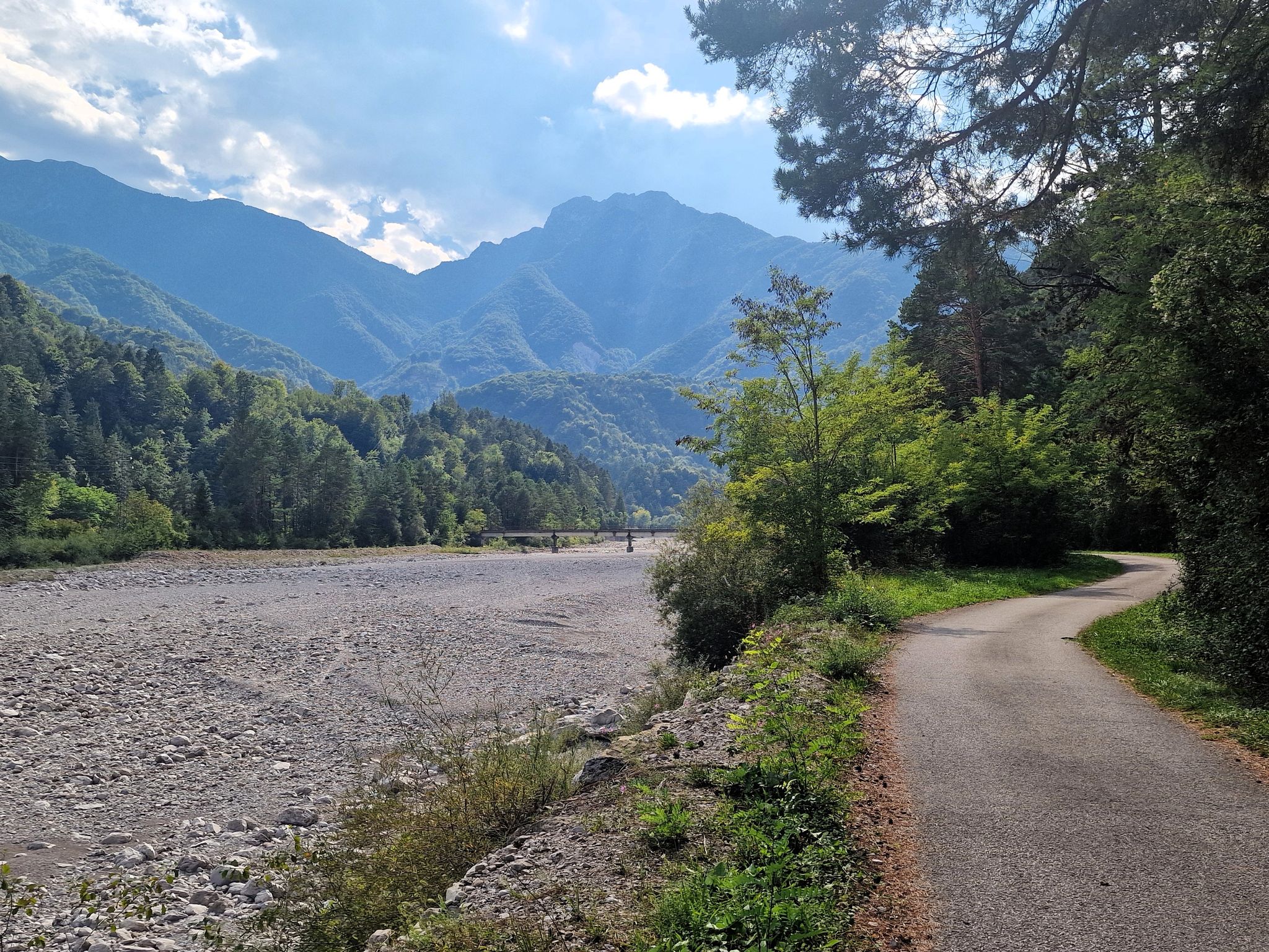 Am linken Ufer nach Westen