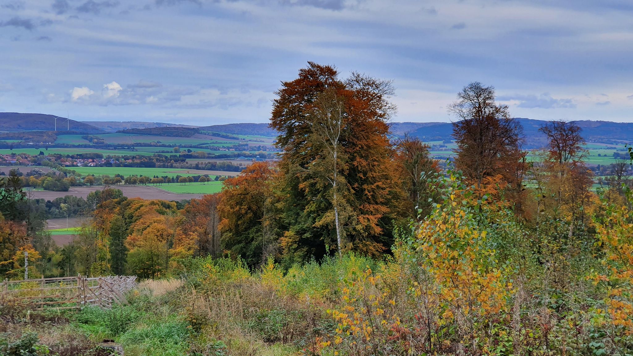 Über Hachmühlen hinweg die Deisterpforte bei Springe