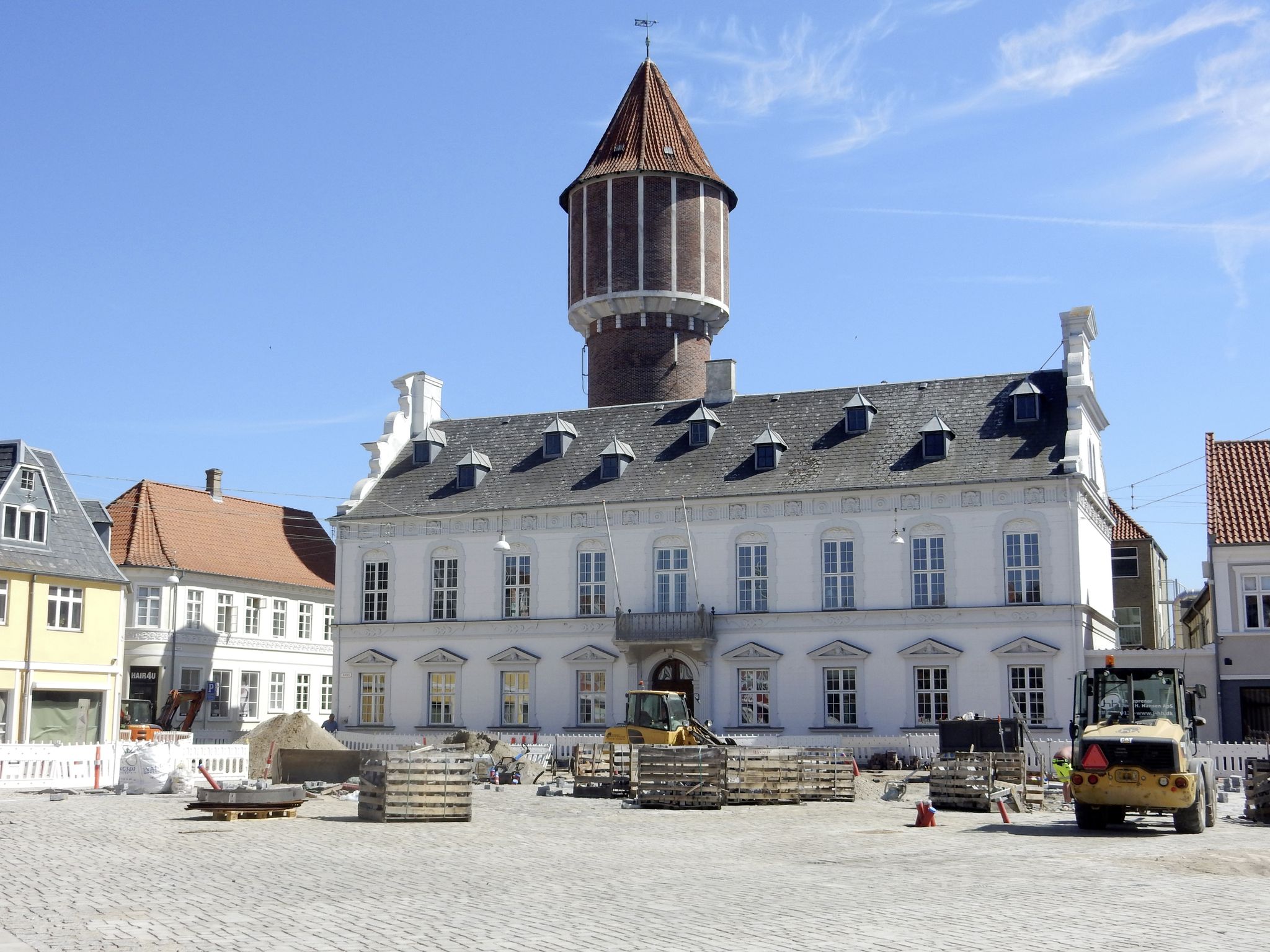 Das Rathaus von Nakskov, im Hintergrund der Wasserturm