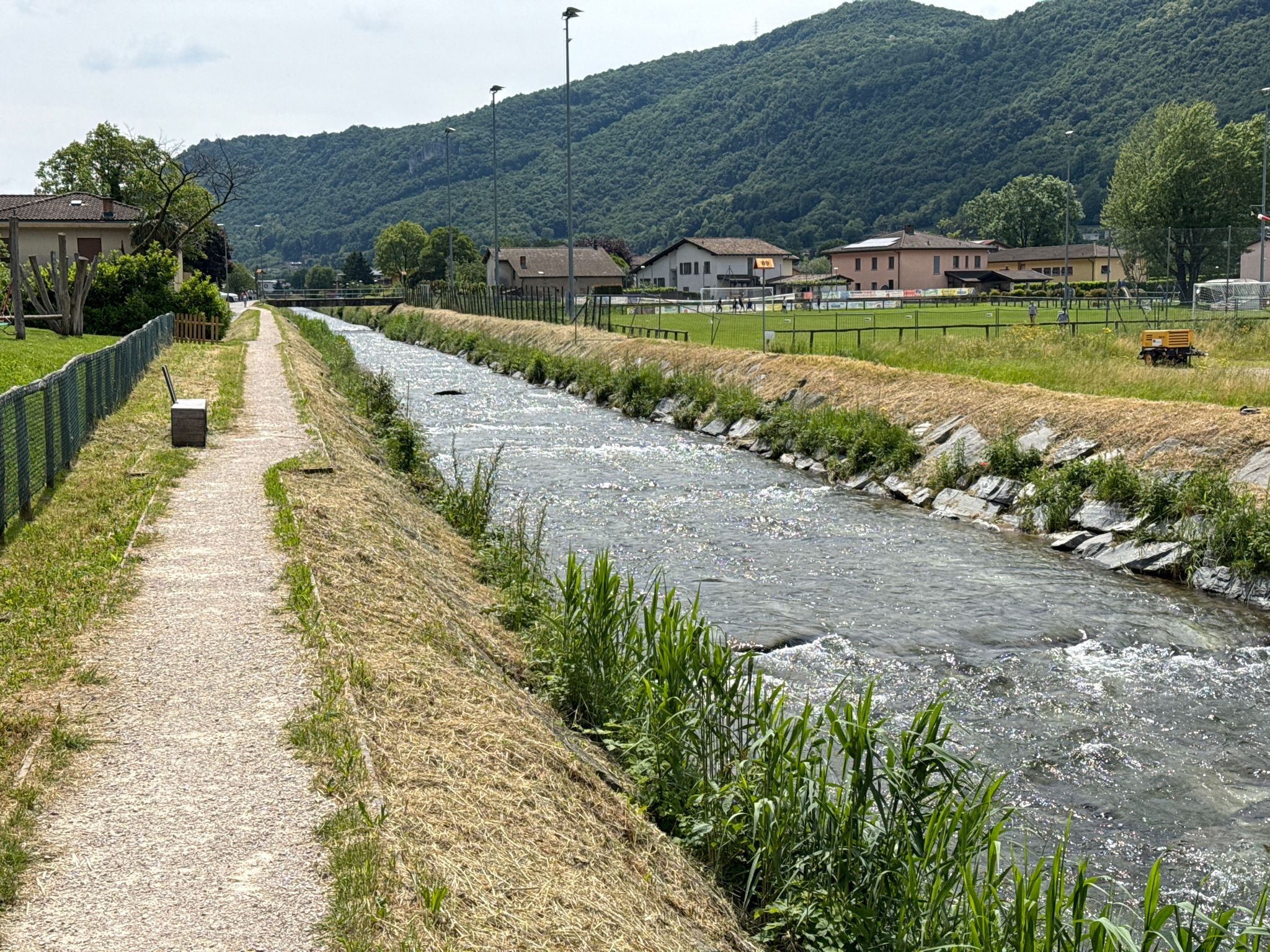 das Wasser fließt mir entgegen und der Wind bläst mir entgegen