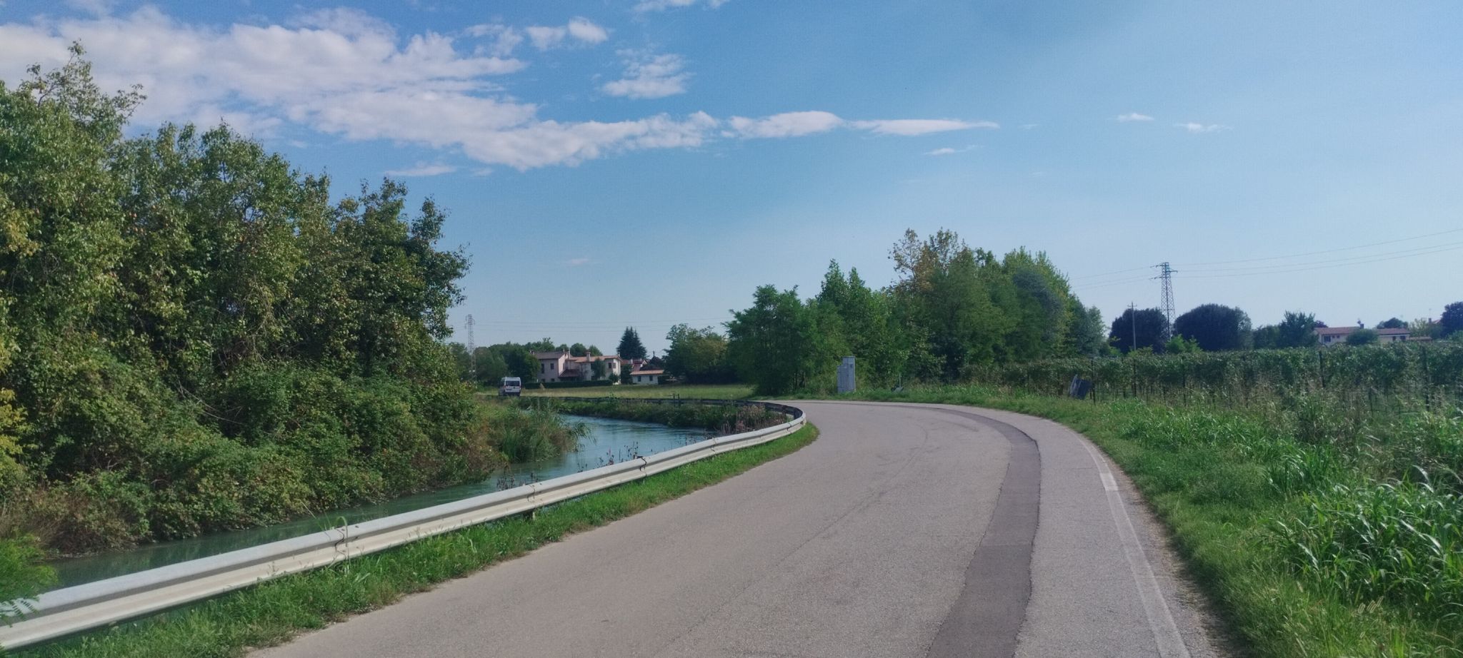 kleine Straße am Kanal 