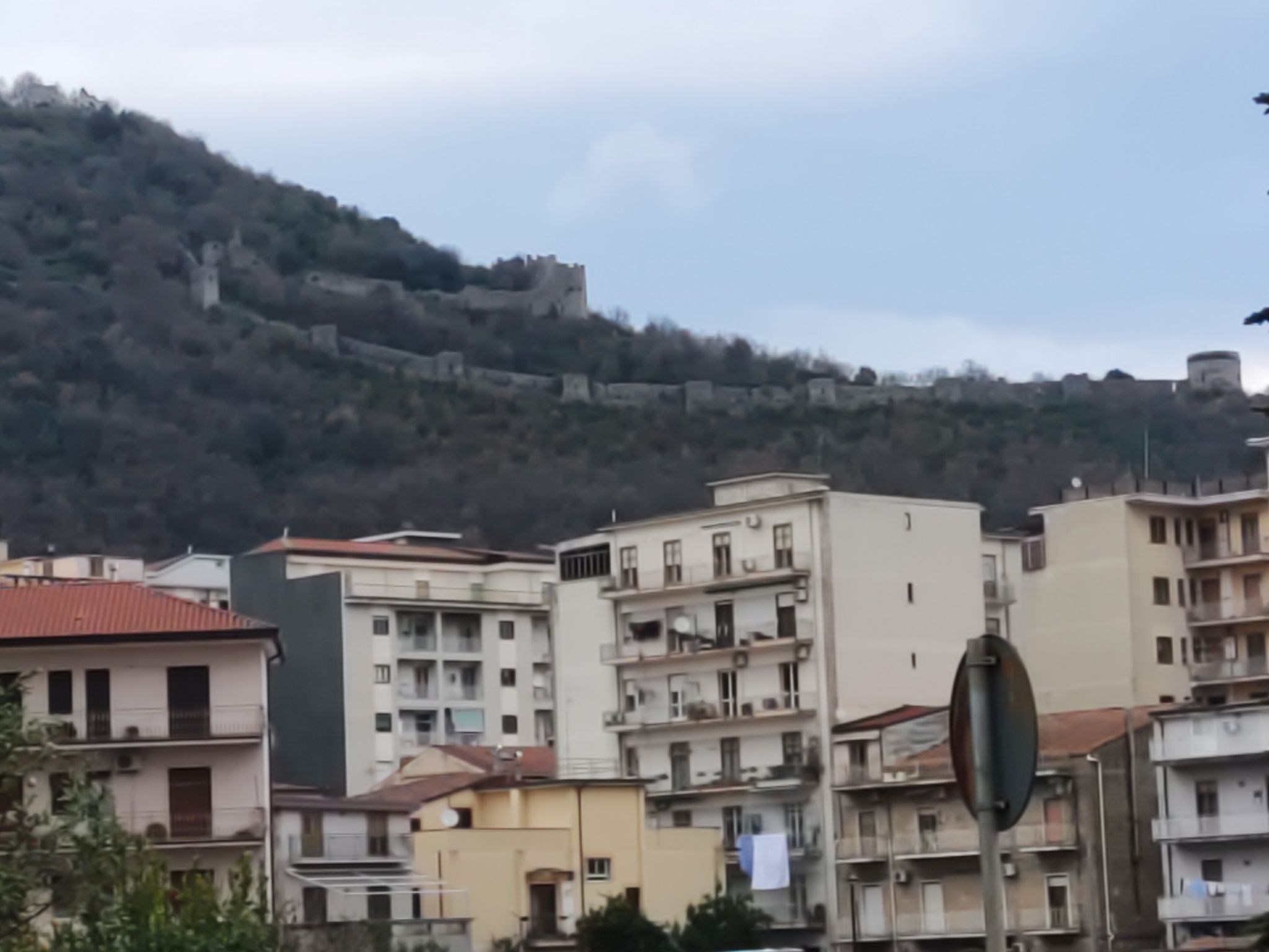 im Hintergrund Castello