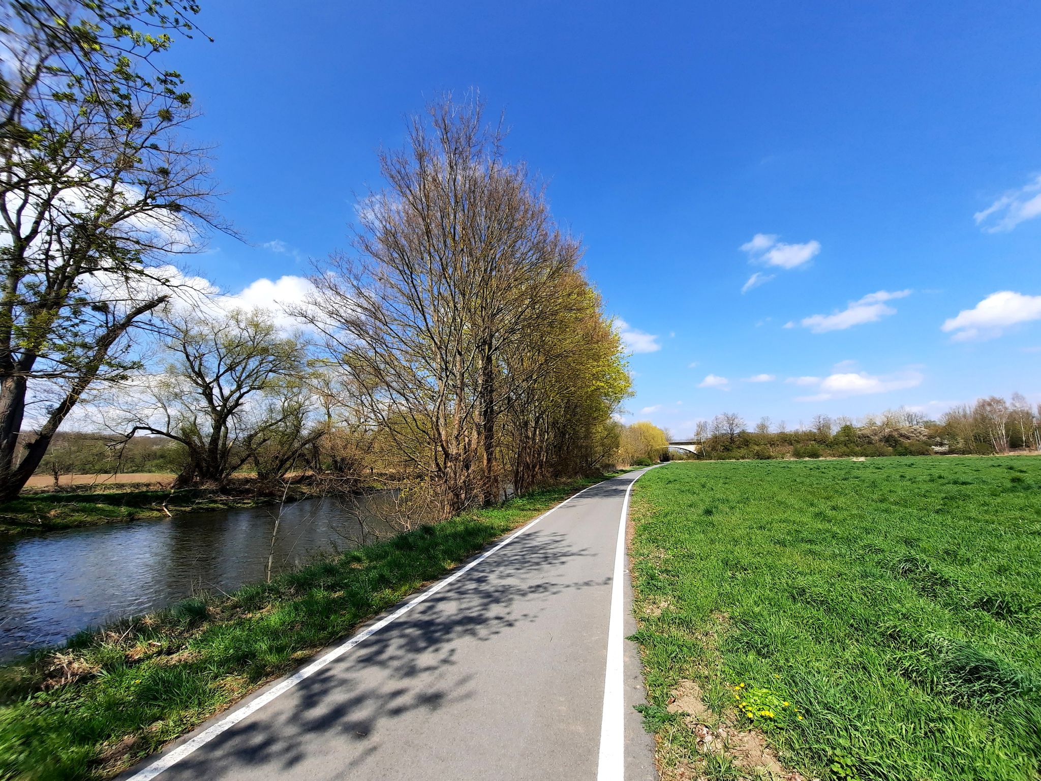 weiter 4km entlang der Weißen Elster am Radwanderweg