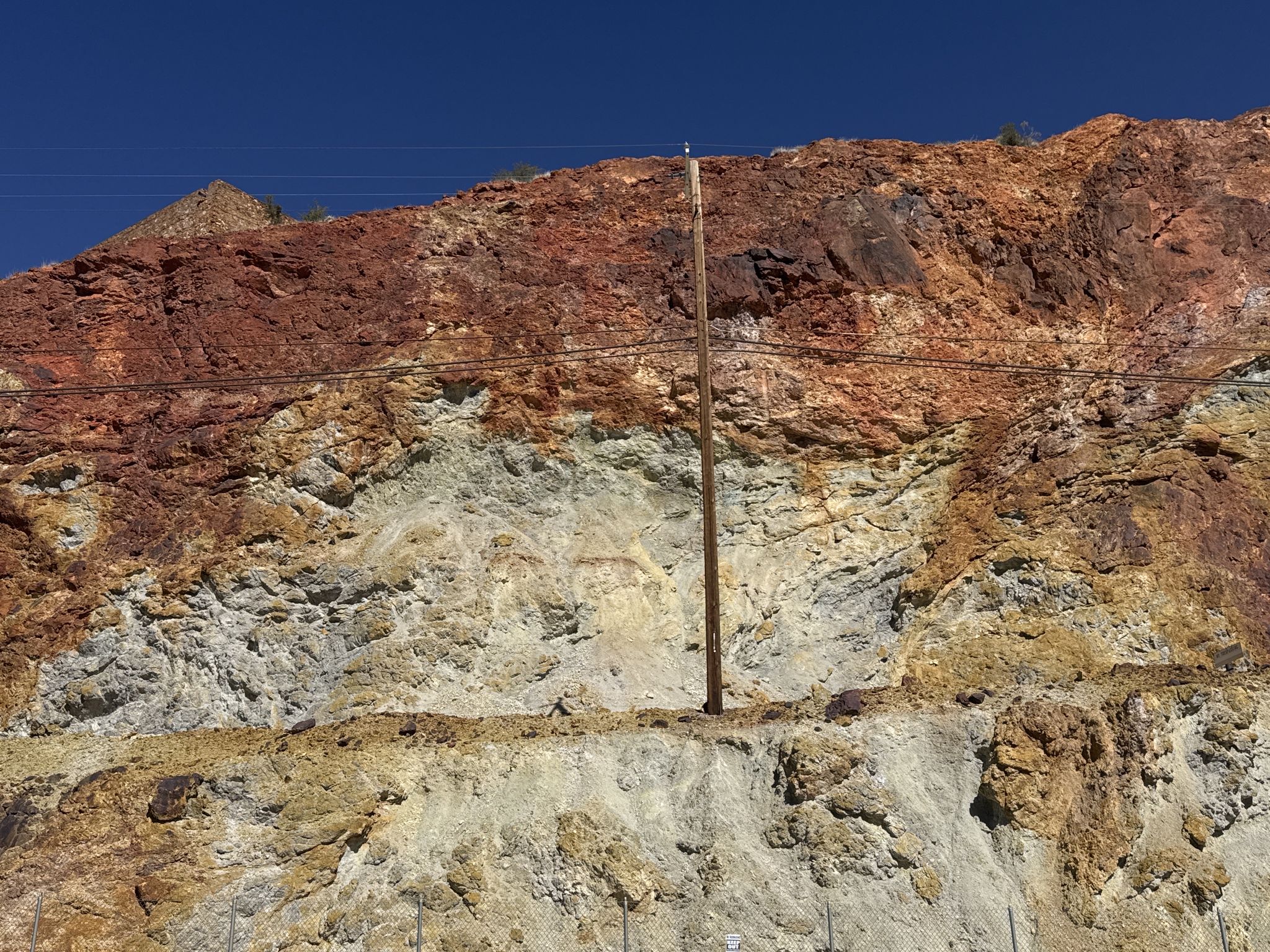 Mine - Bergwand über der Strasse die durch die Mine führt