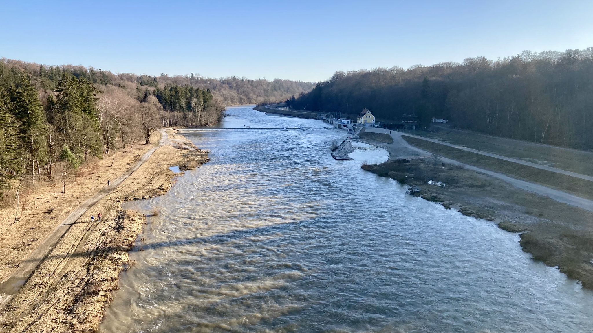 heute hat die Isar mal einen Wasserstand, wie es sich für einen ordentlichen Fluss gehört