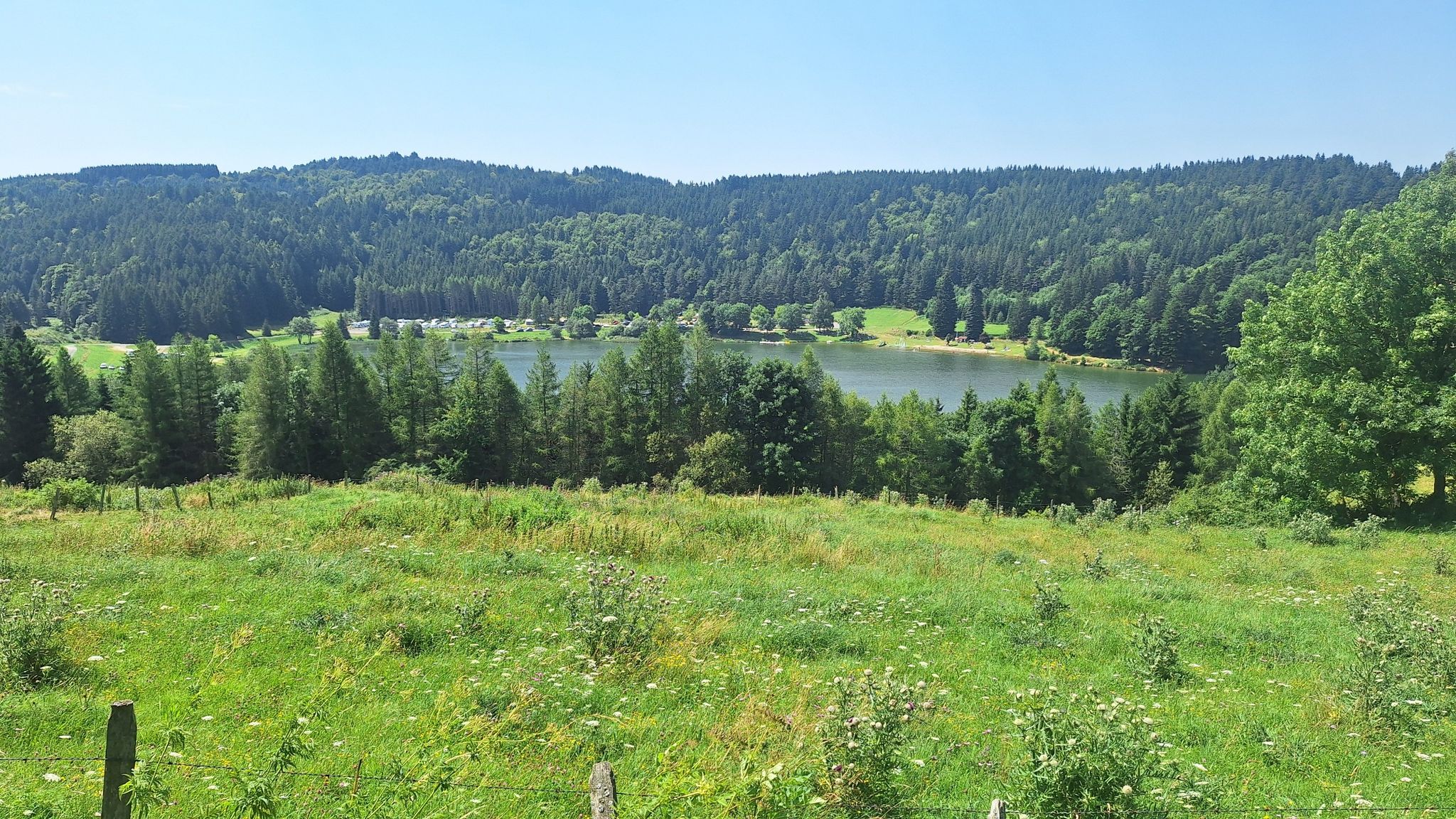 Lac de Coucouron. Il donne envie, 30°C au compteur.