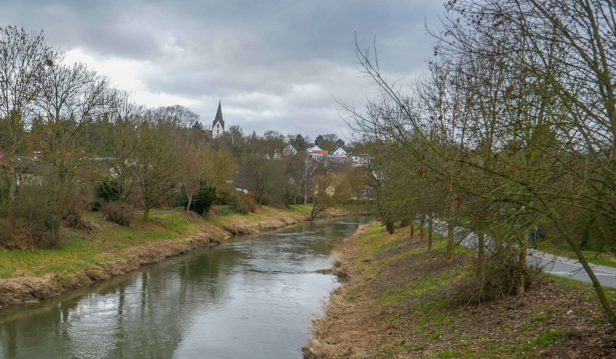 Die Nidda mit Blick auf die Auferstehungskirche