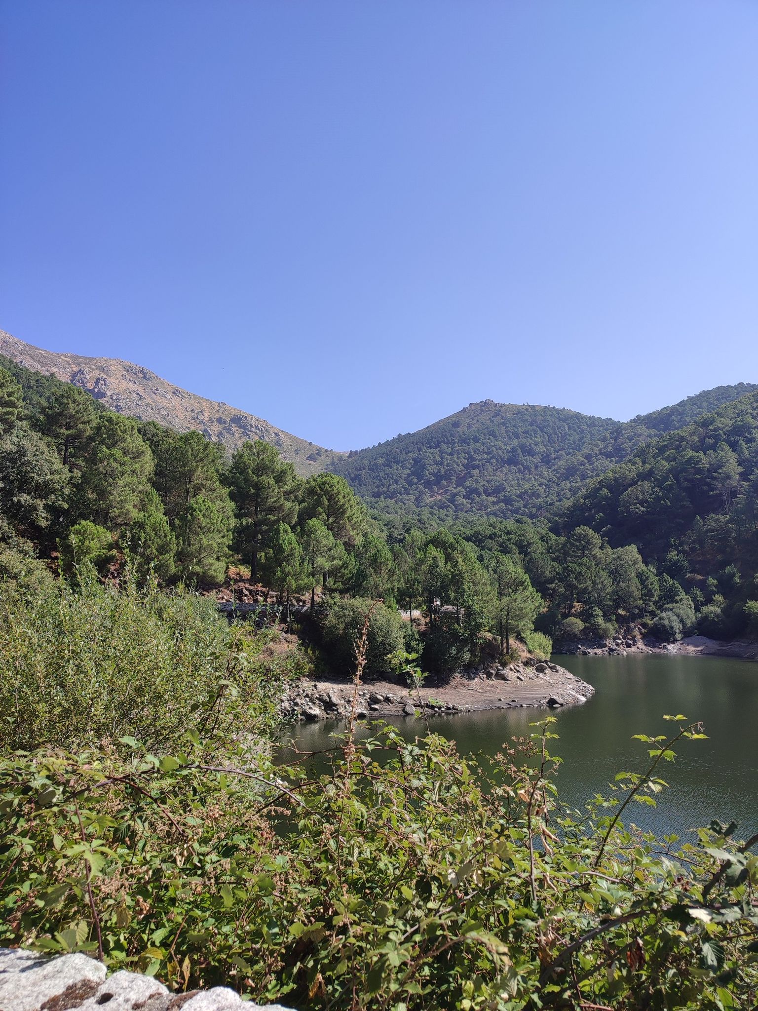 vista del collado de los pozos de la nieve desde la presa del Horcajo