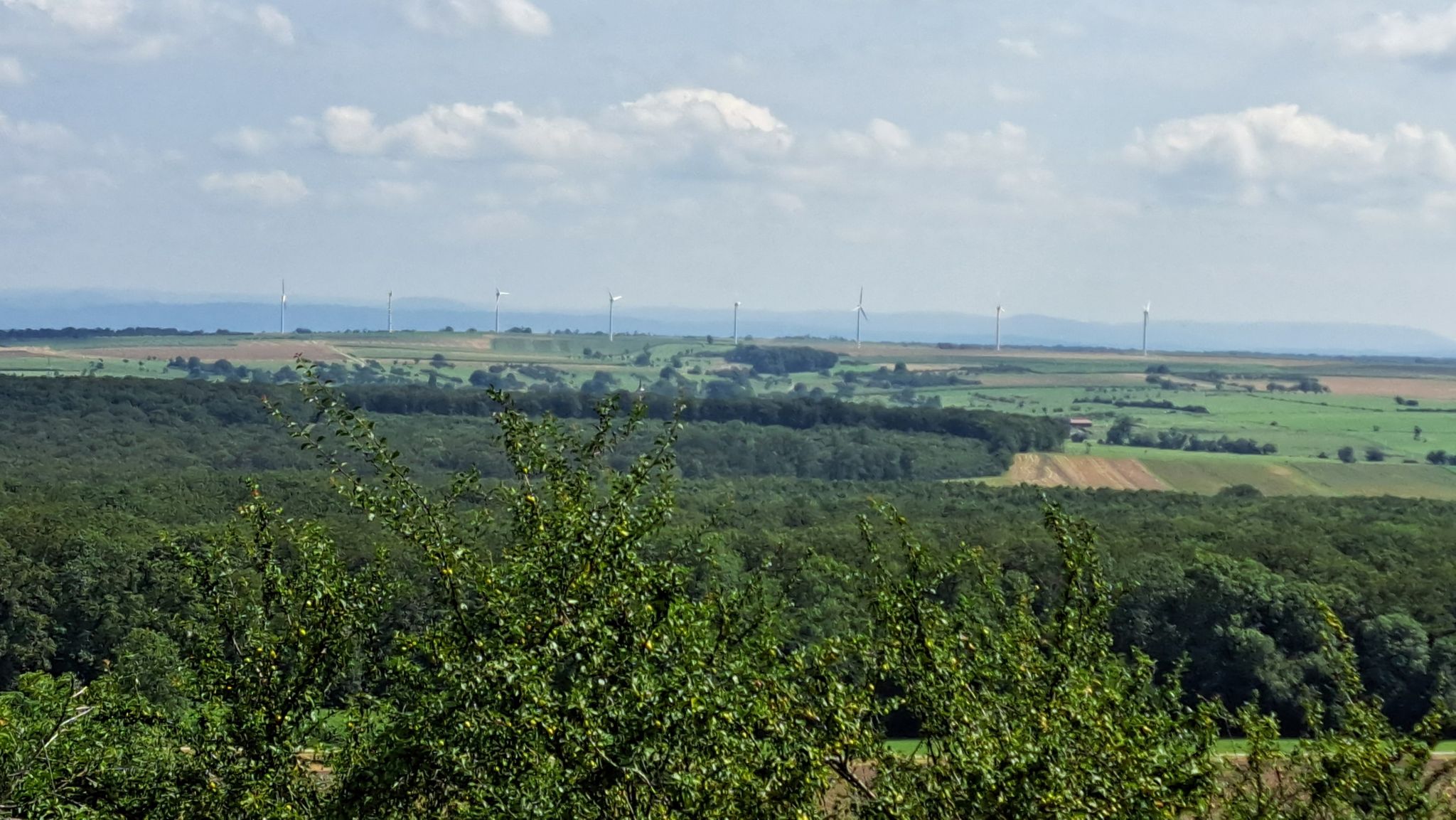 Depuis le volcan, vue sur huit éoliennes (proches de Rehaincourt).