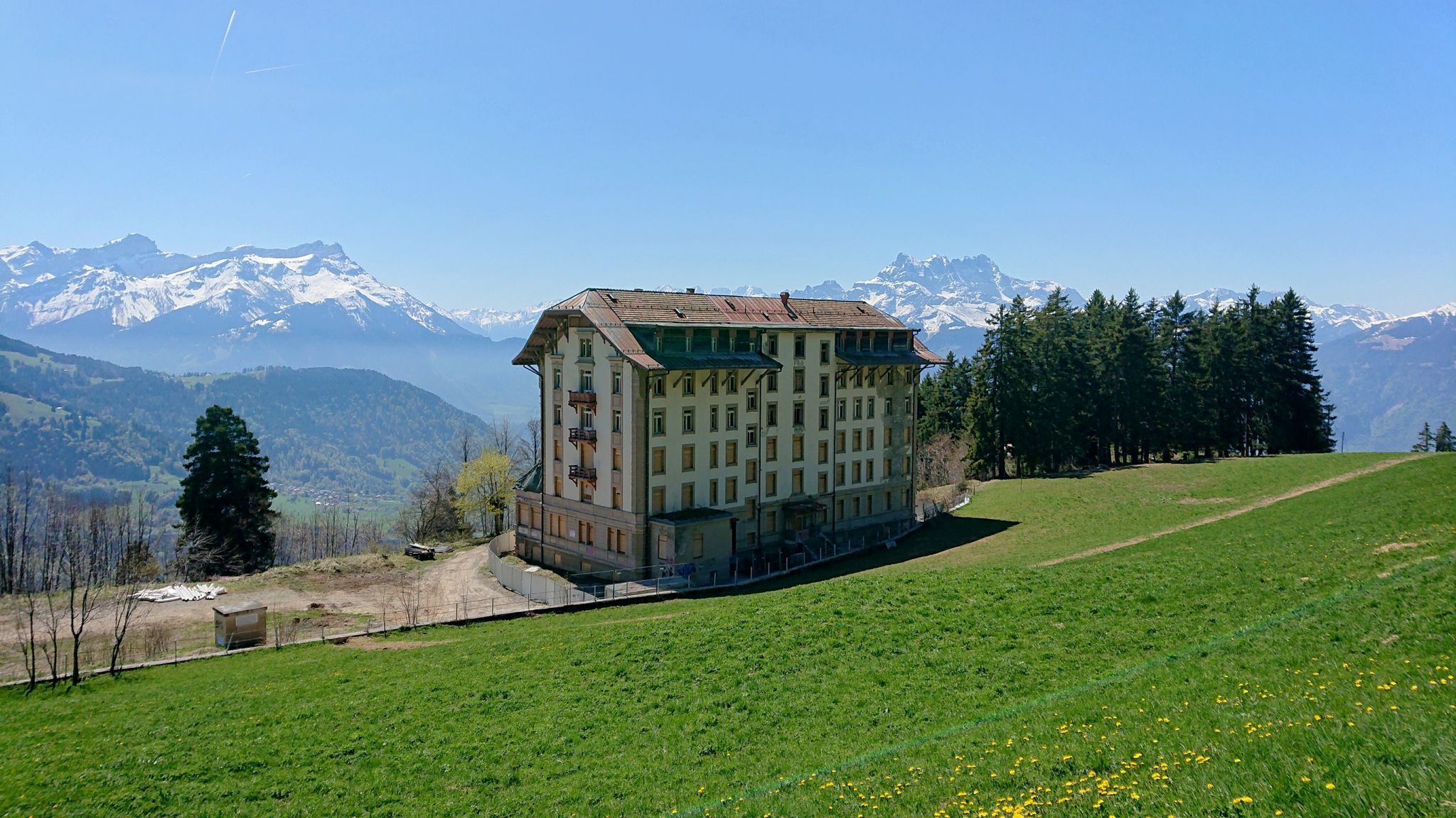 Der grosse alte Hotelkasten wurde ursprünglich als Sanatorium gebaut, wie viele alte Hotels in den Bergen