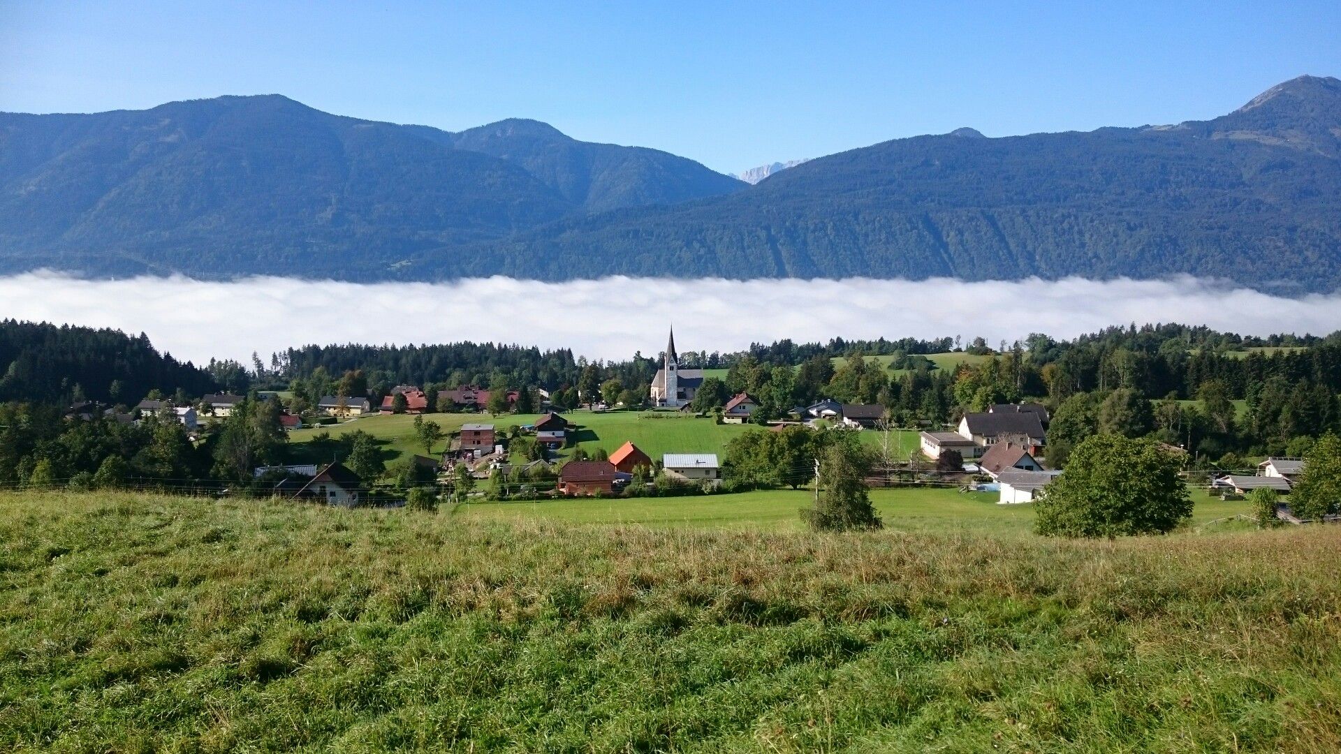 Nebel im Gailtal. Karnische Alpen im Hintergrund.