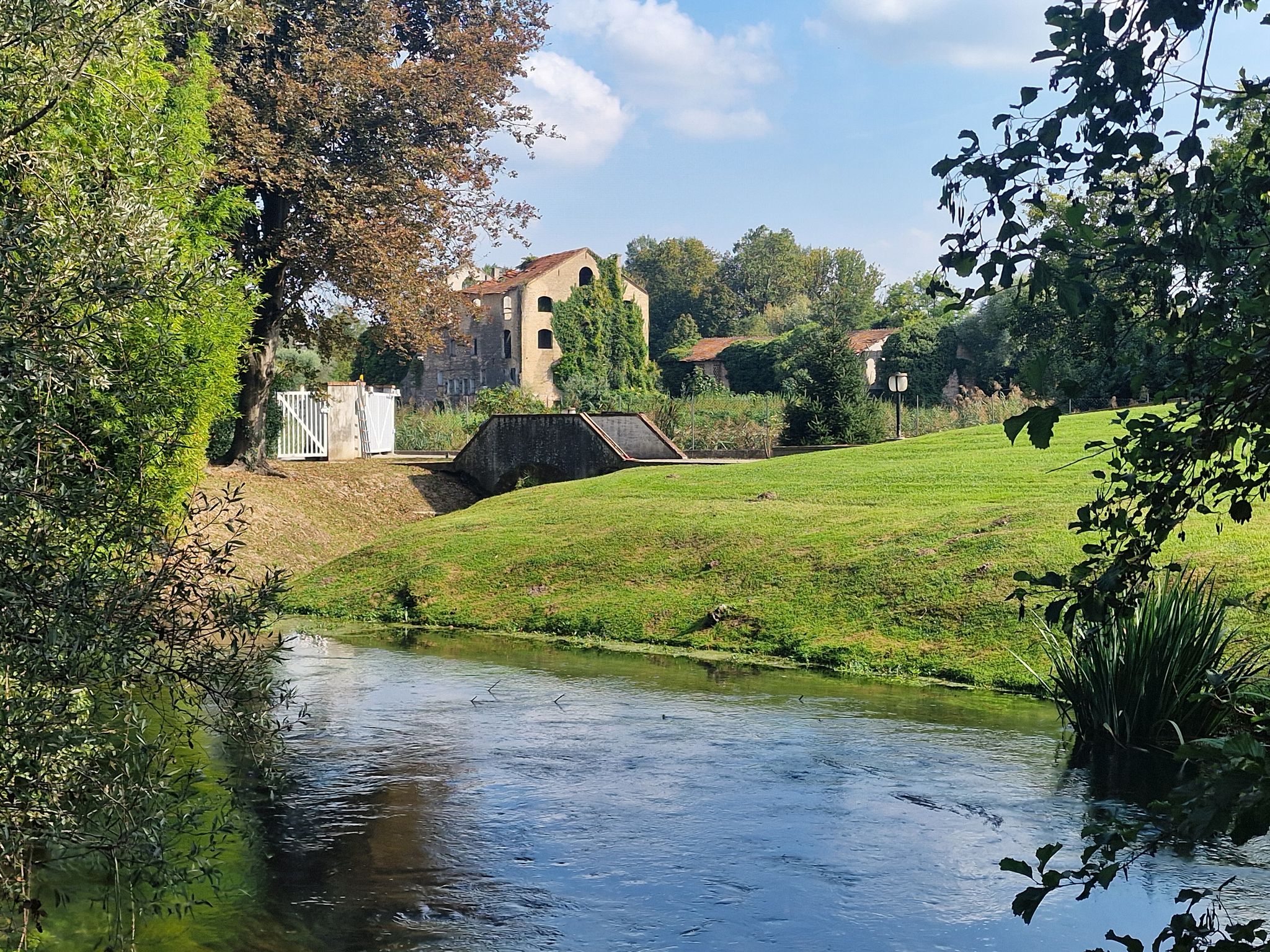 Blick auf antike Steinbrücke