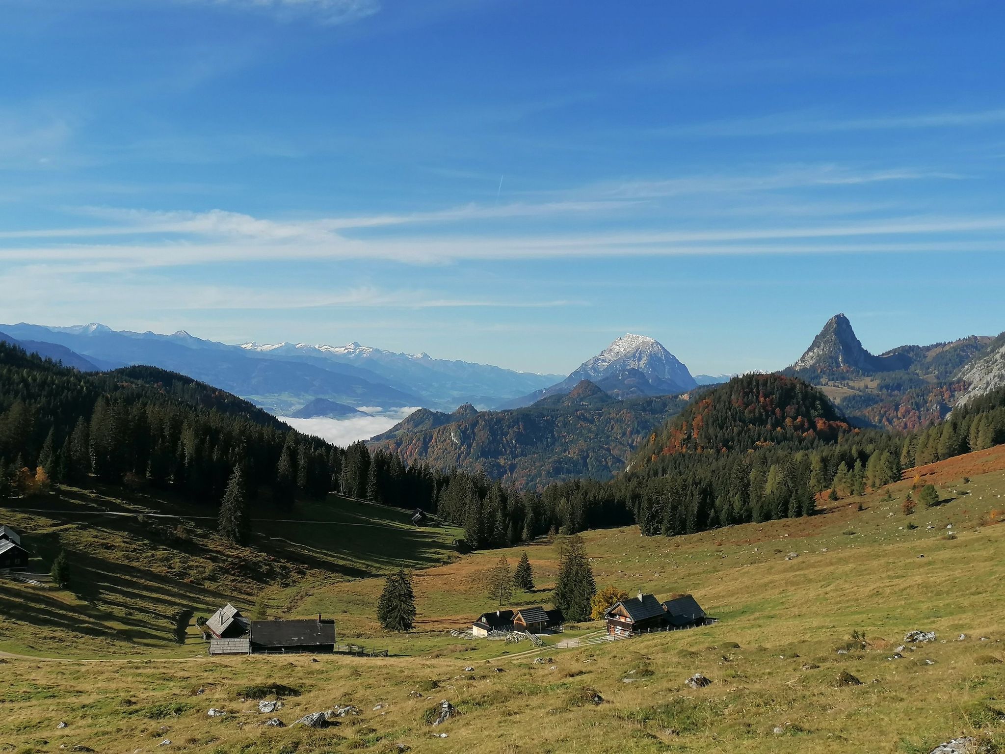 im Ennstal noch Nebel, Grimming und Hochtausing rechts im Bild