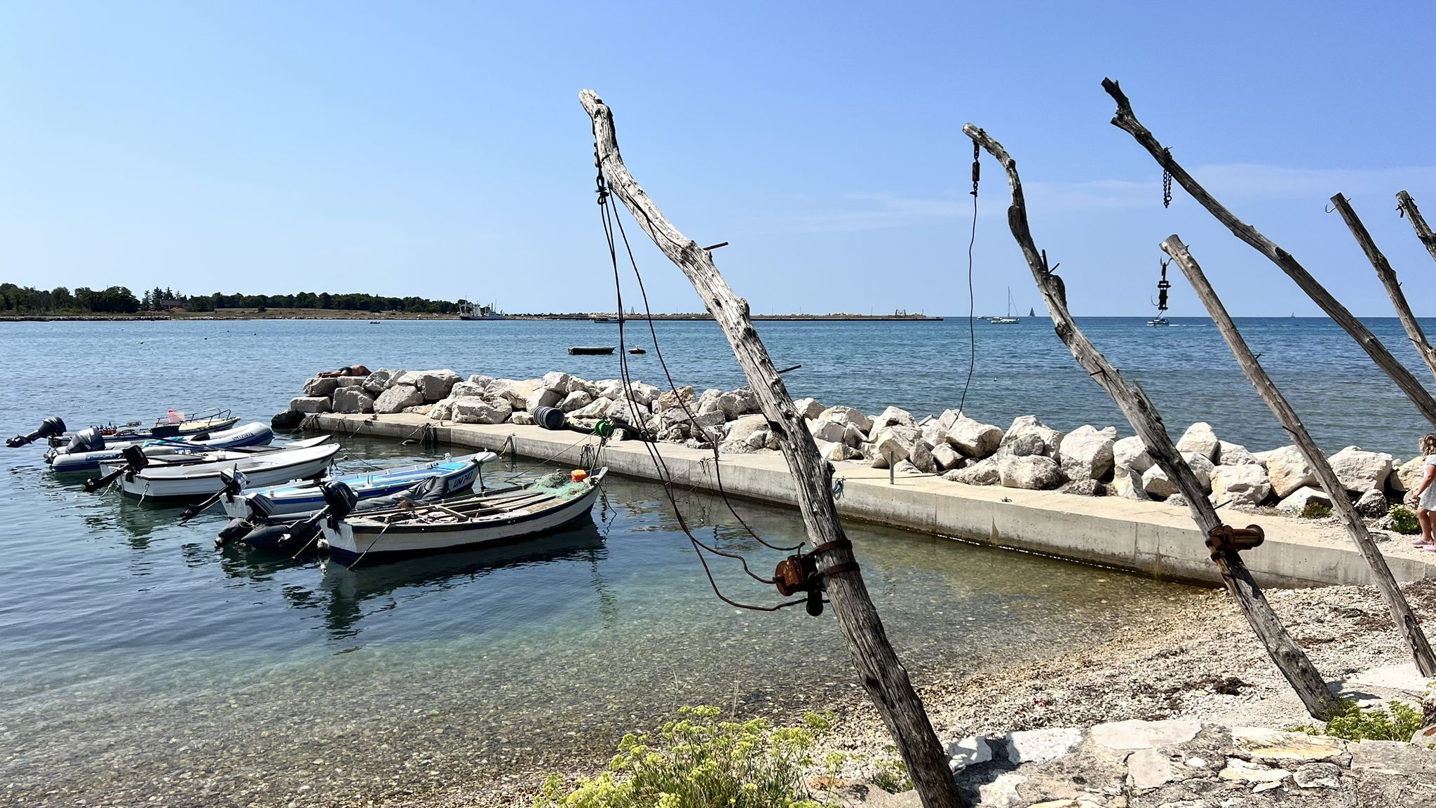 Typisch für diesen Küstenabschnitt, an Stangen können die Boote bei Sturm hoch gezogen werden