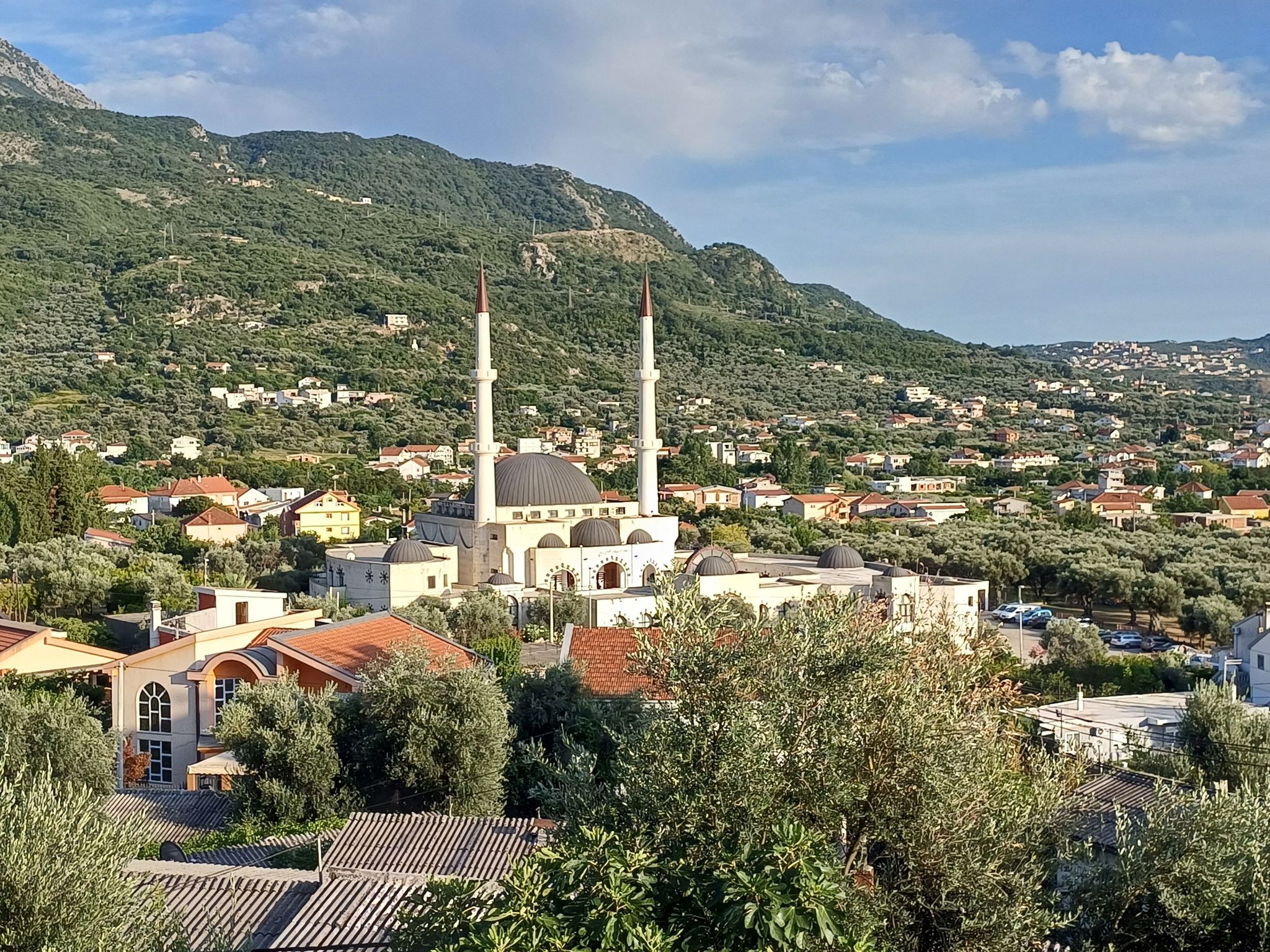 Im Kampf um die Hoheit im Ort auch dabei: die neue Moschee