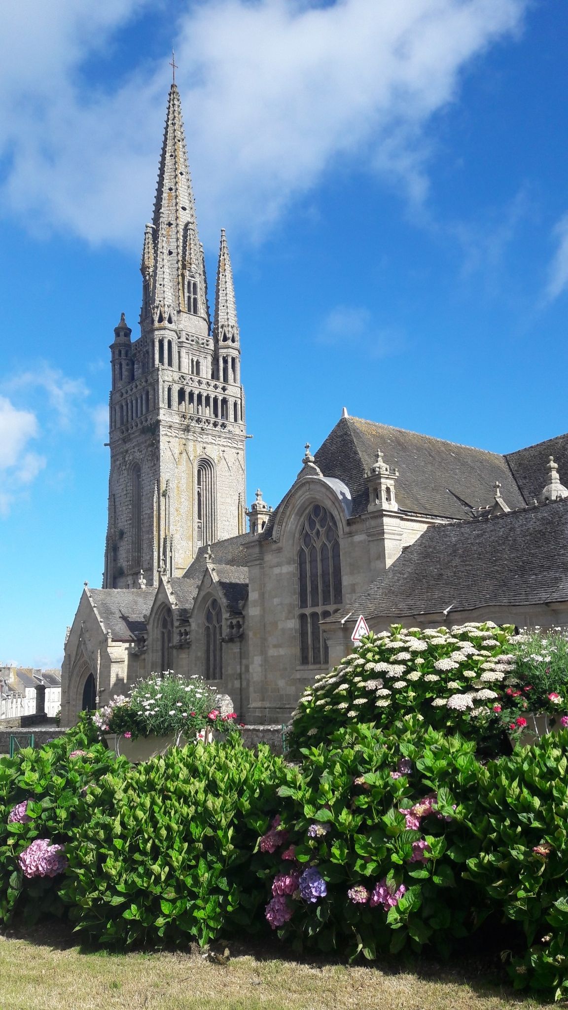 Kirche mit Blumen... schön :)
