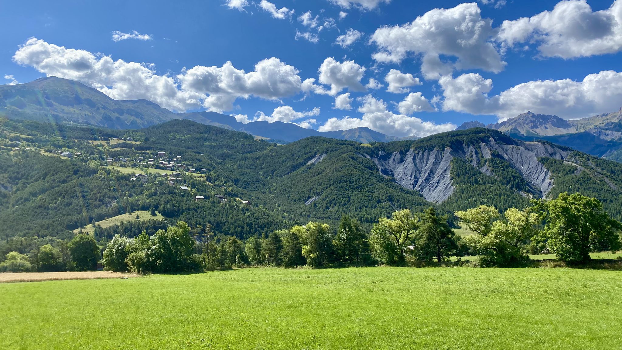 Schistes bleus typiques du sud des Alpes
