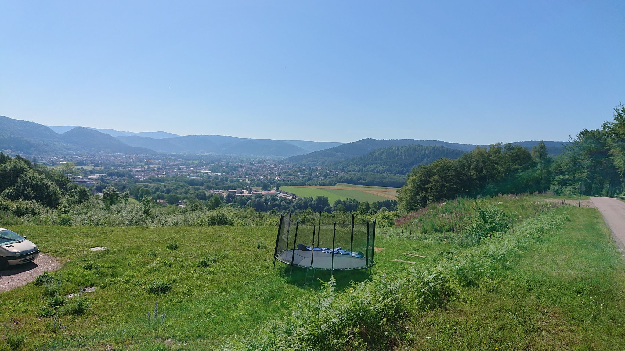 Blick auf Remiremont und rechts im Bild Fort du Parmont 