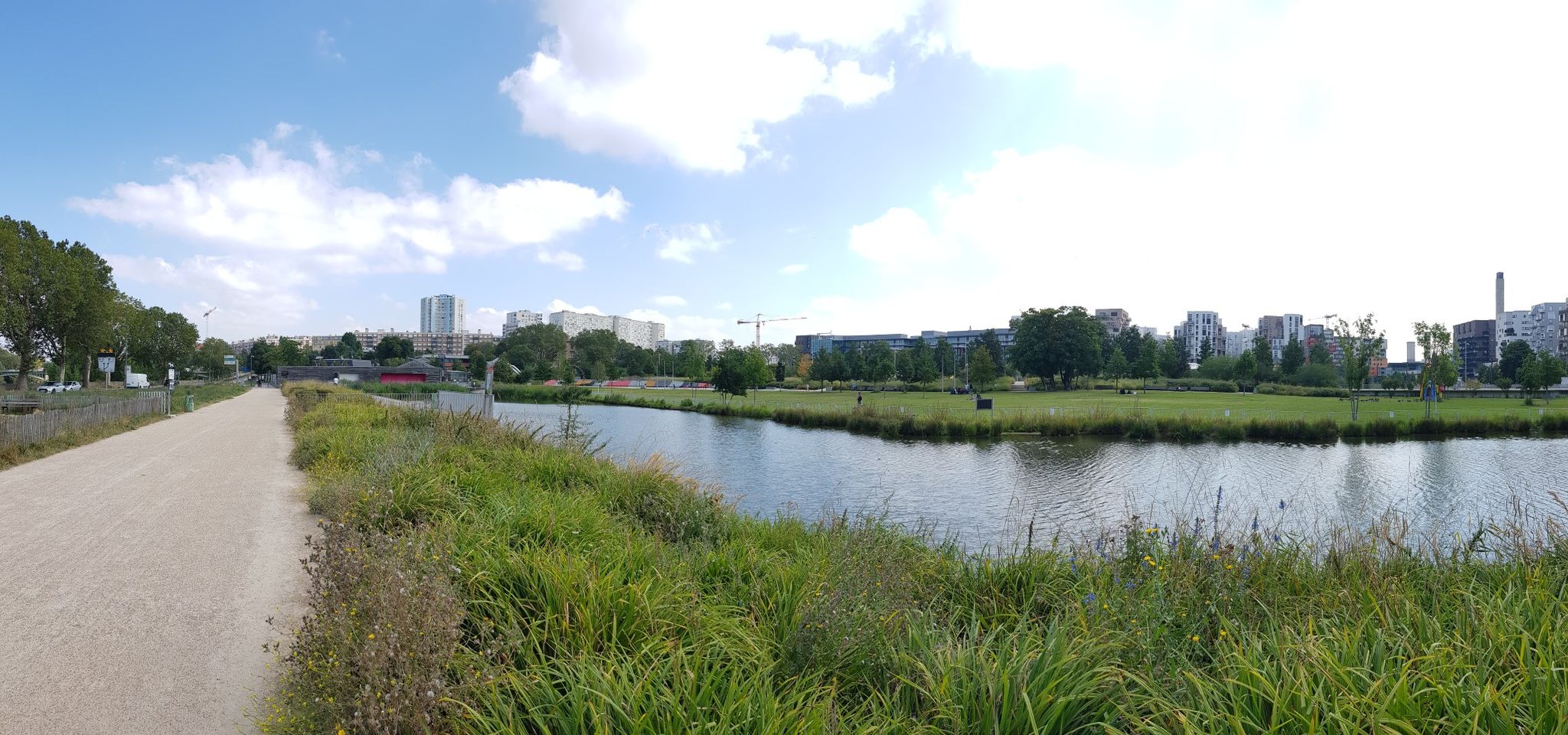 Grand Parc des Docks de Saint-Ouen : un lieu de loisirs et de pédagogie Le Grand Parc intègre le Château de Saint-Ouen.