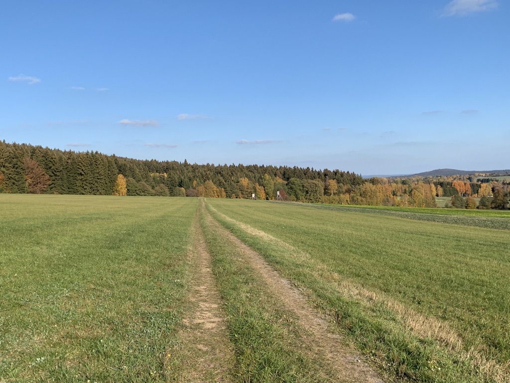 Wiesenweg mit Blick über das Fichtelgebirge