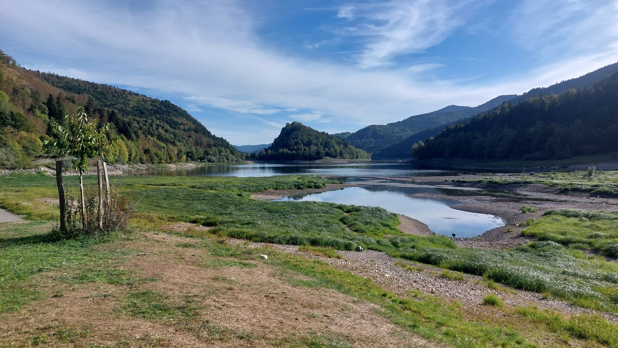 Lac de Kruth - in der Bildmitte der Schlossberg