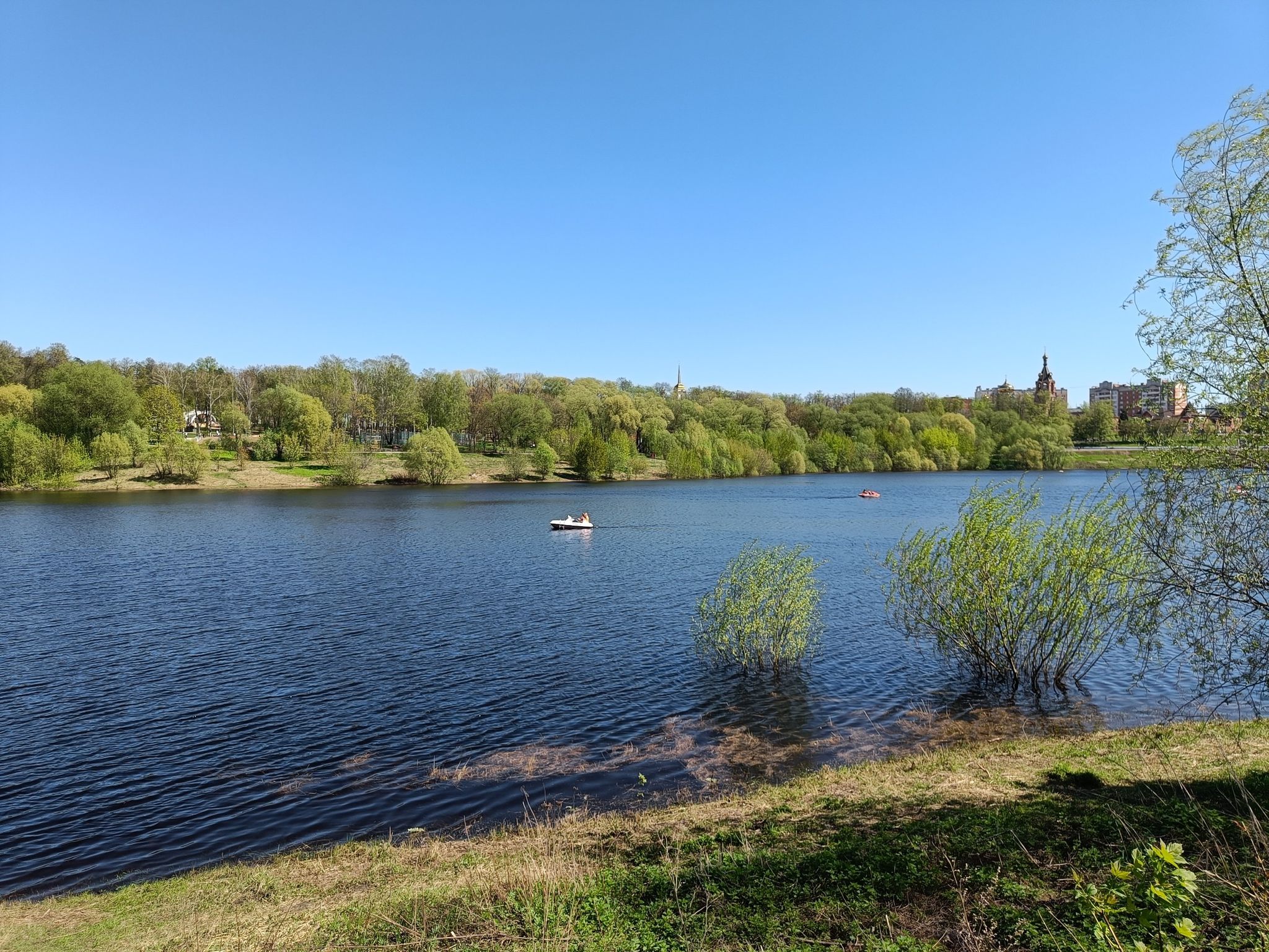 Озеро, городской парк Раменское