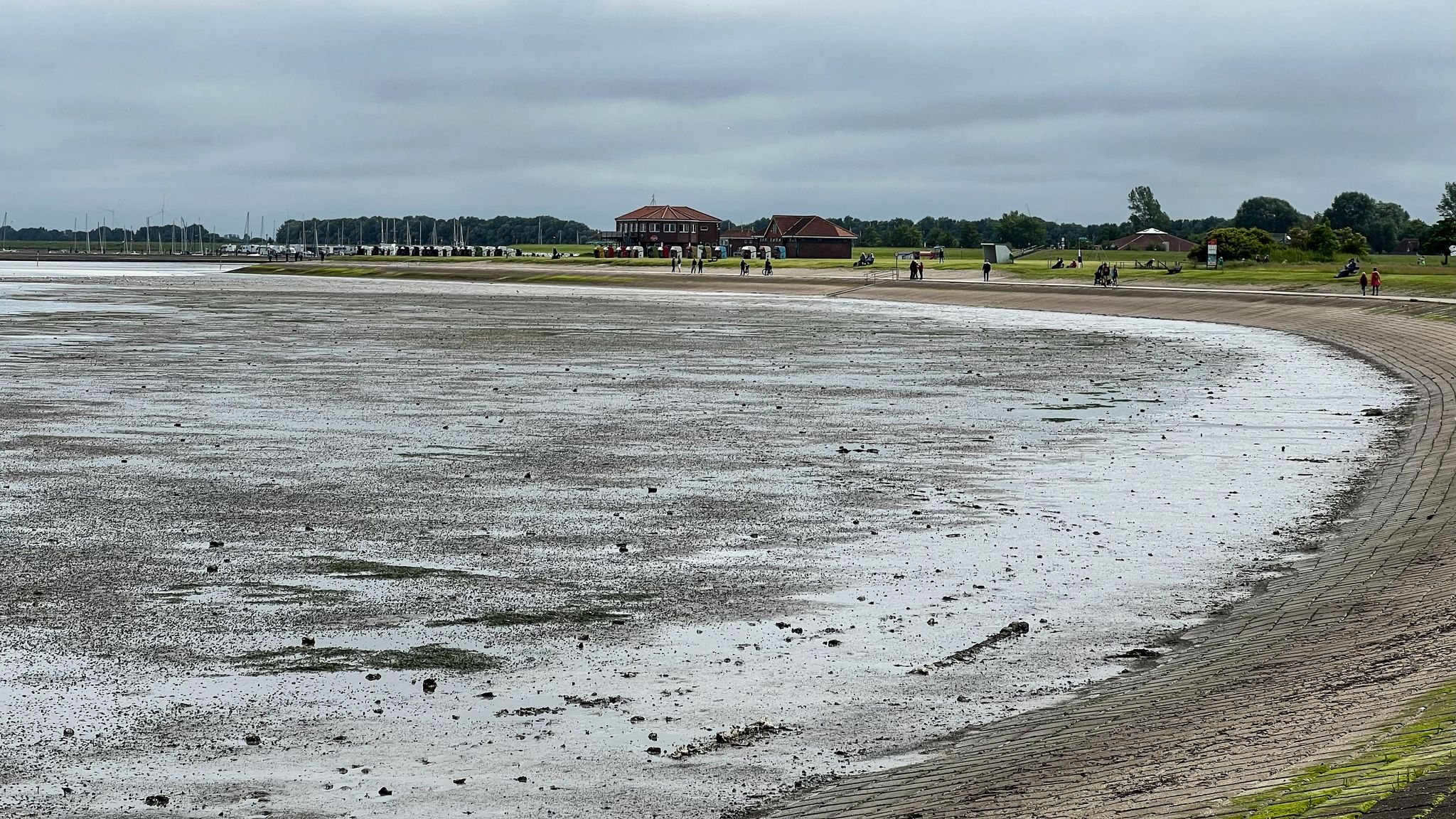 Strand bei Ebbe in Schillig