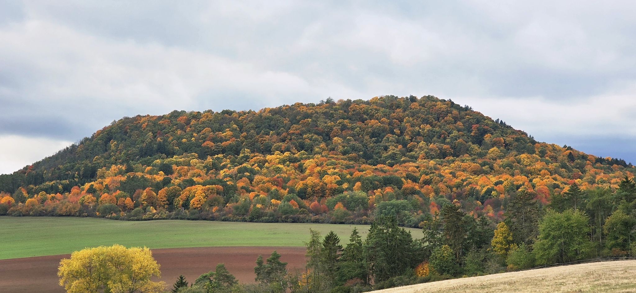 Farbenfroher Berg