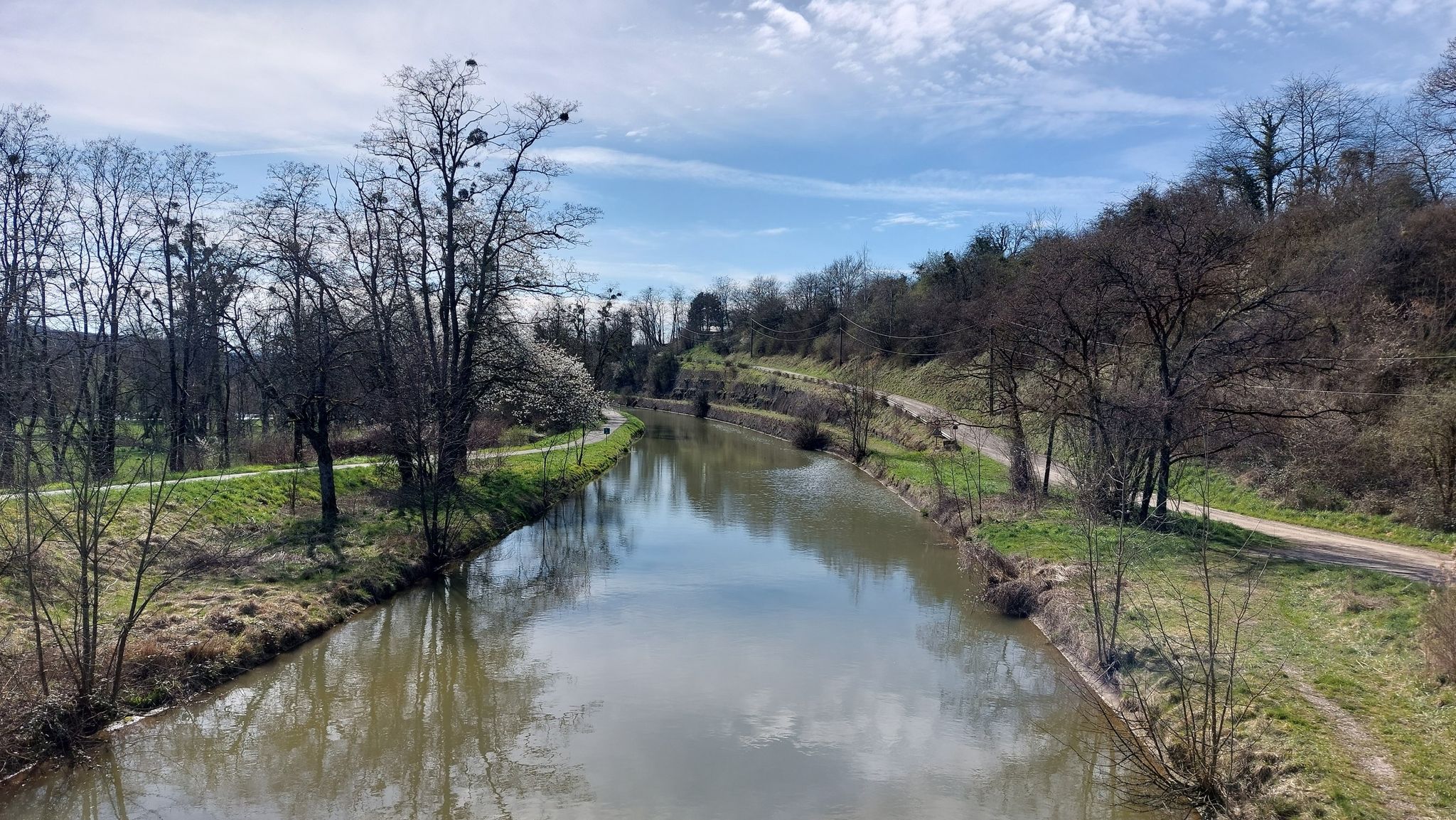 Hier verläuft der Kanal in Kurven am Hang
