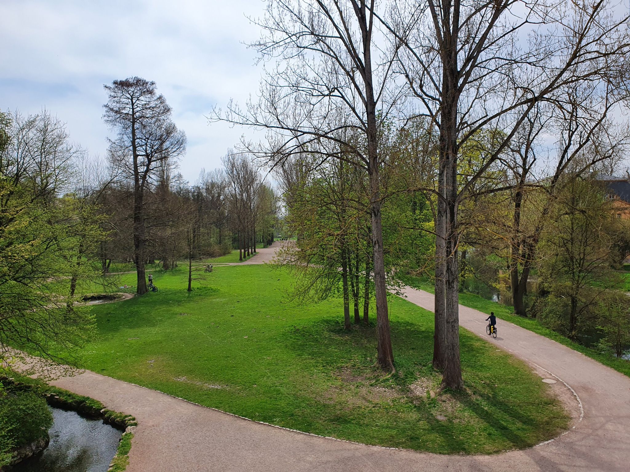 Blick von der Sternbrücke auf den Park an der Ilm