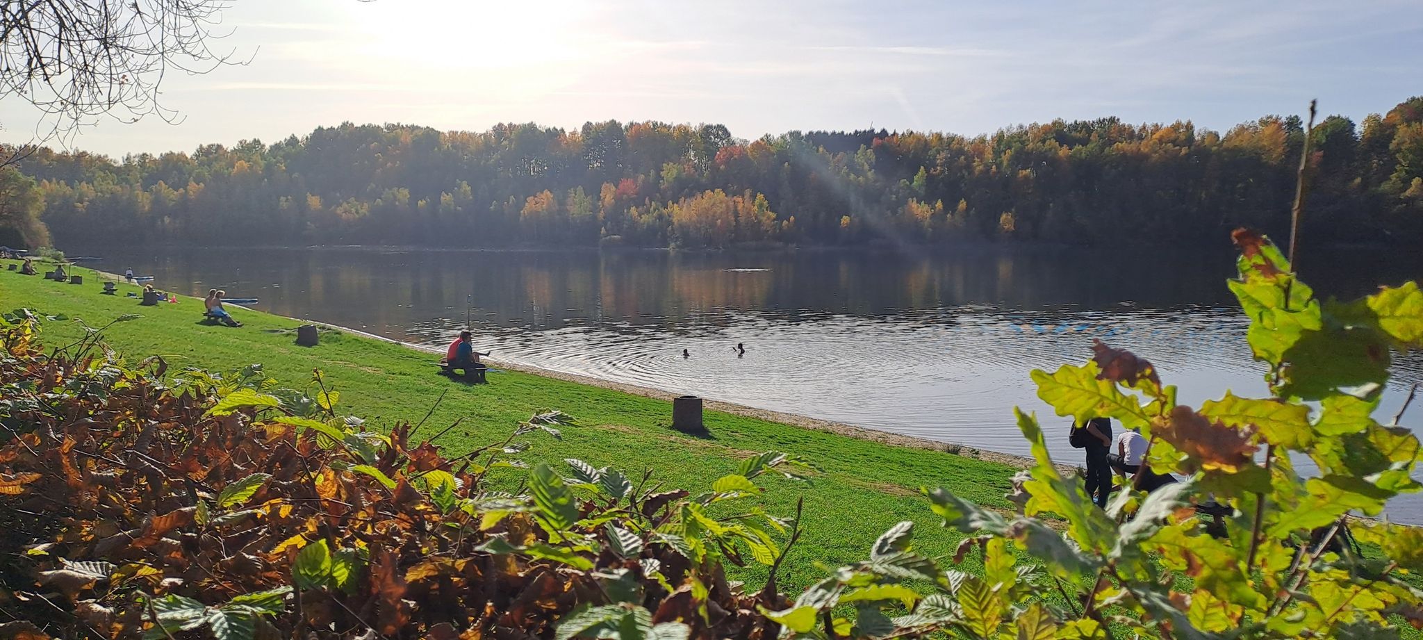 Stausee Oberwald. Es ist der 30. Oktober. Lufttemperatur 22 Grad.