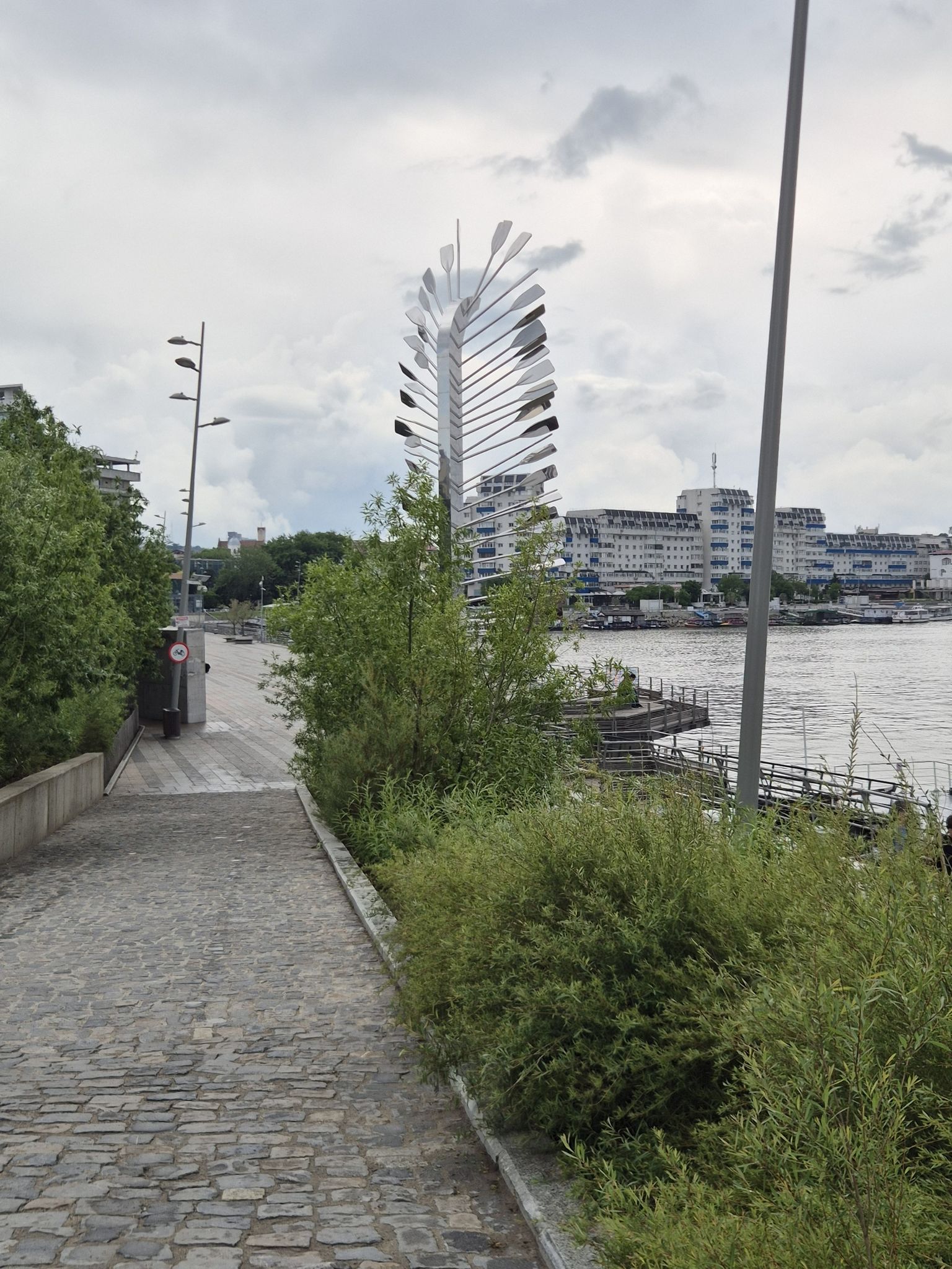 Hafen mit Fähranlegern ins Delta