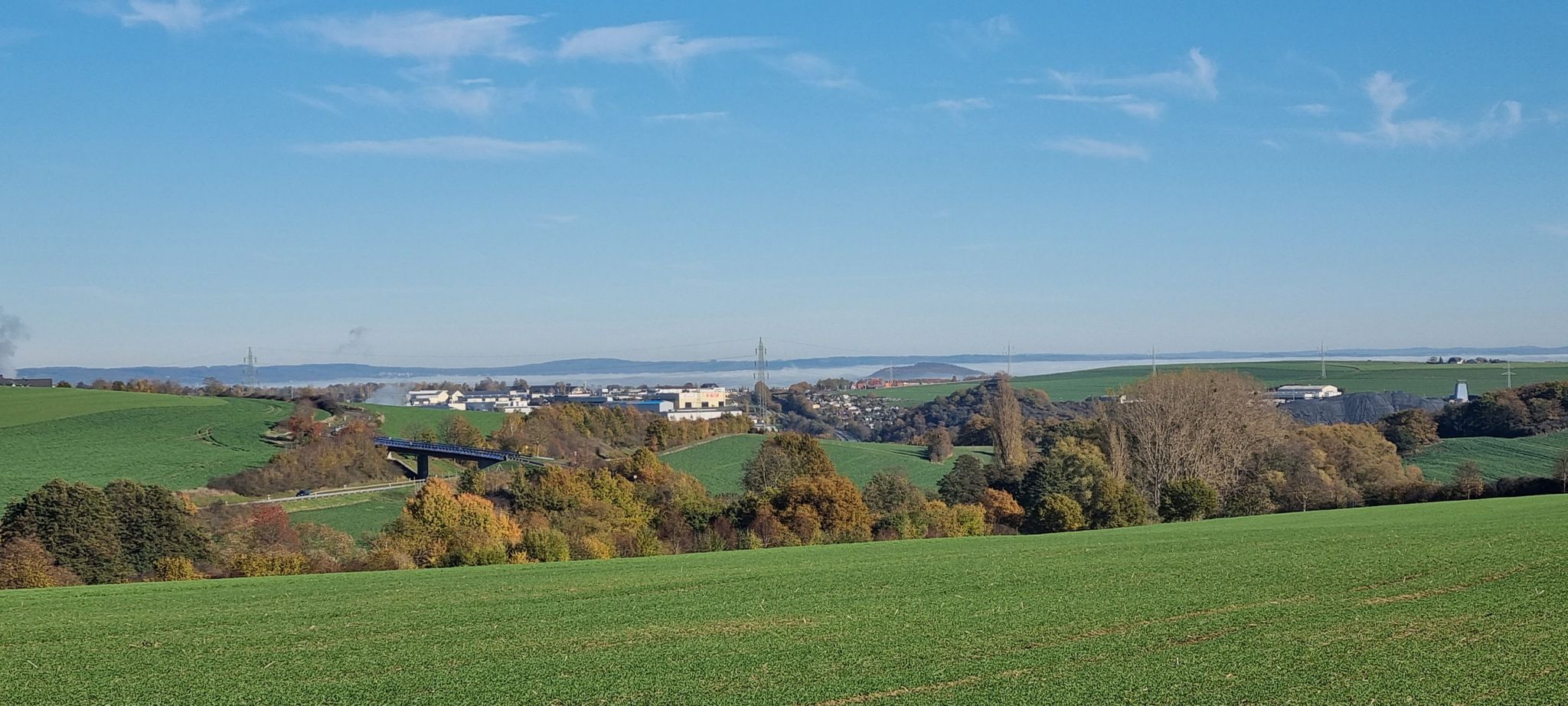 Blick nach Mayen, in den Tälern hängt noch der Nebel