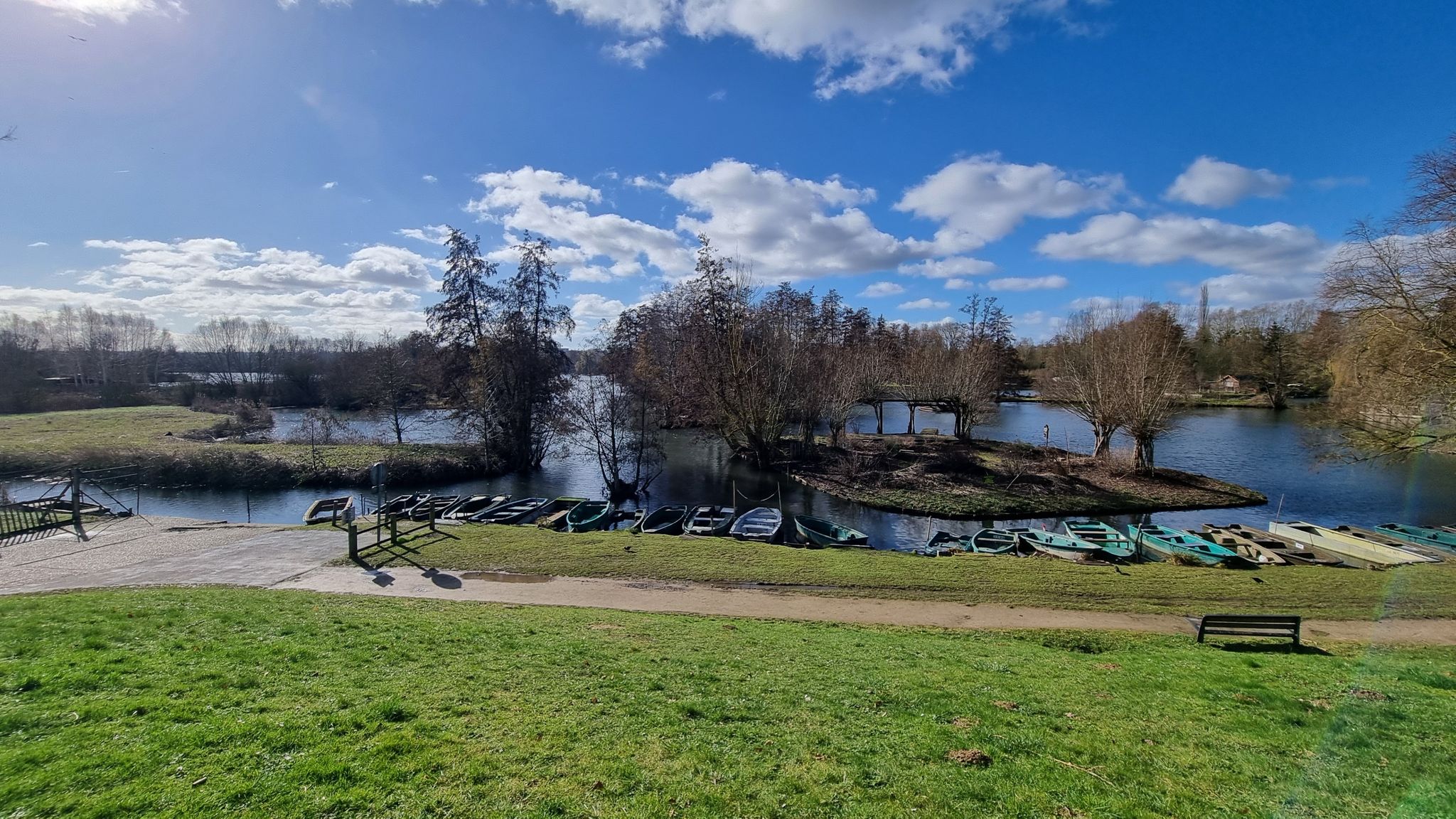 Petit port avec ses barques dans les hortillonnages / Small port with its boats in the market gardens