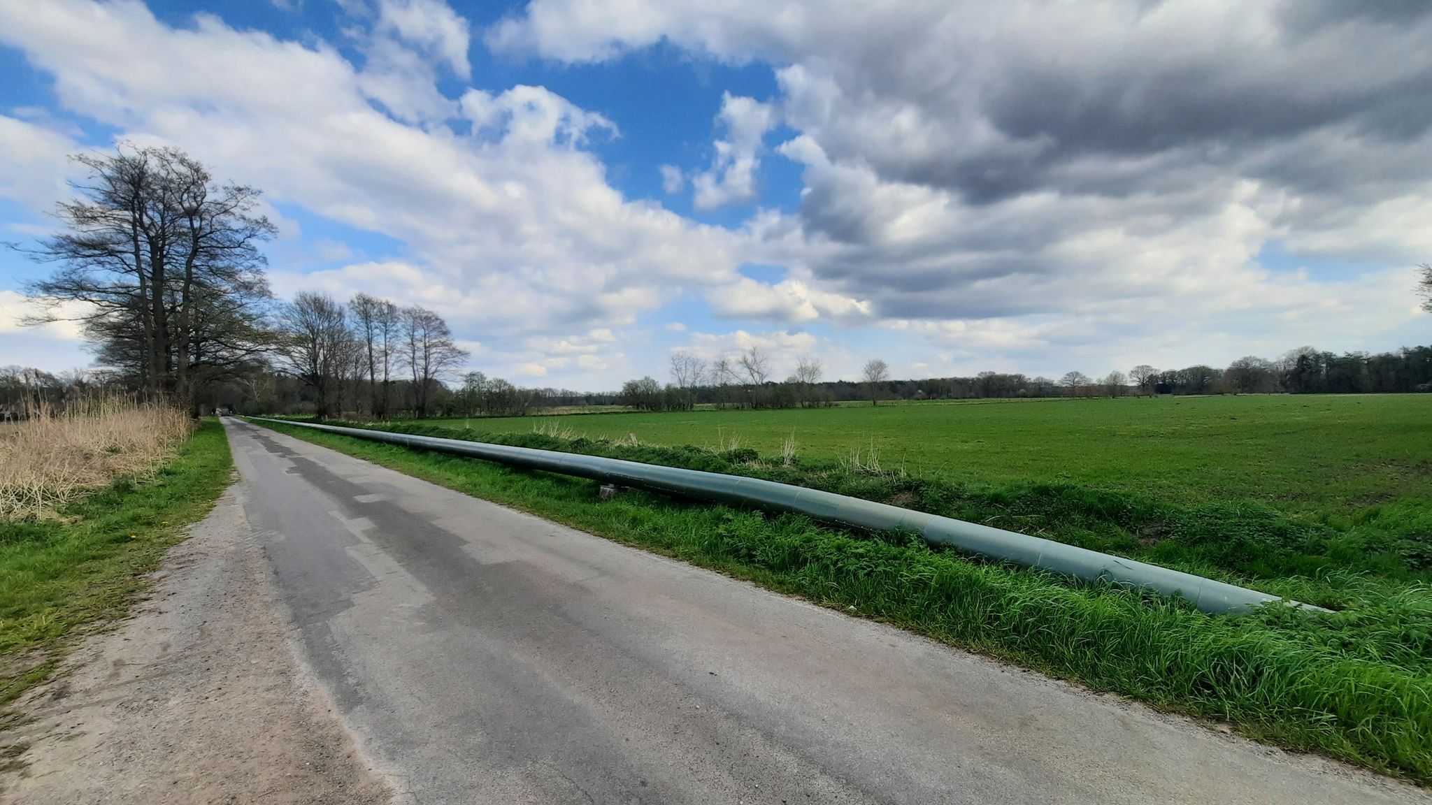überall Öl-Pipelines, die zur Raffinerie führen ...