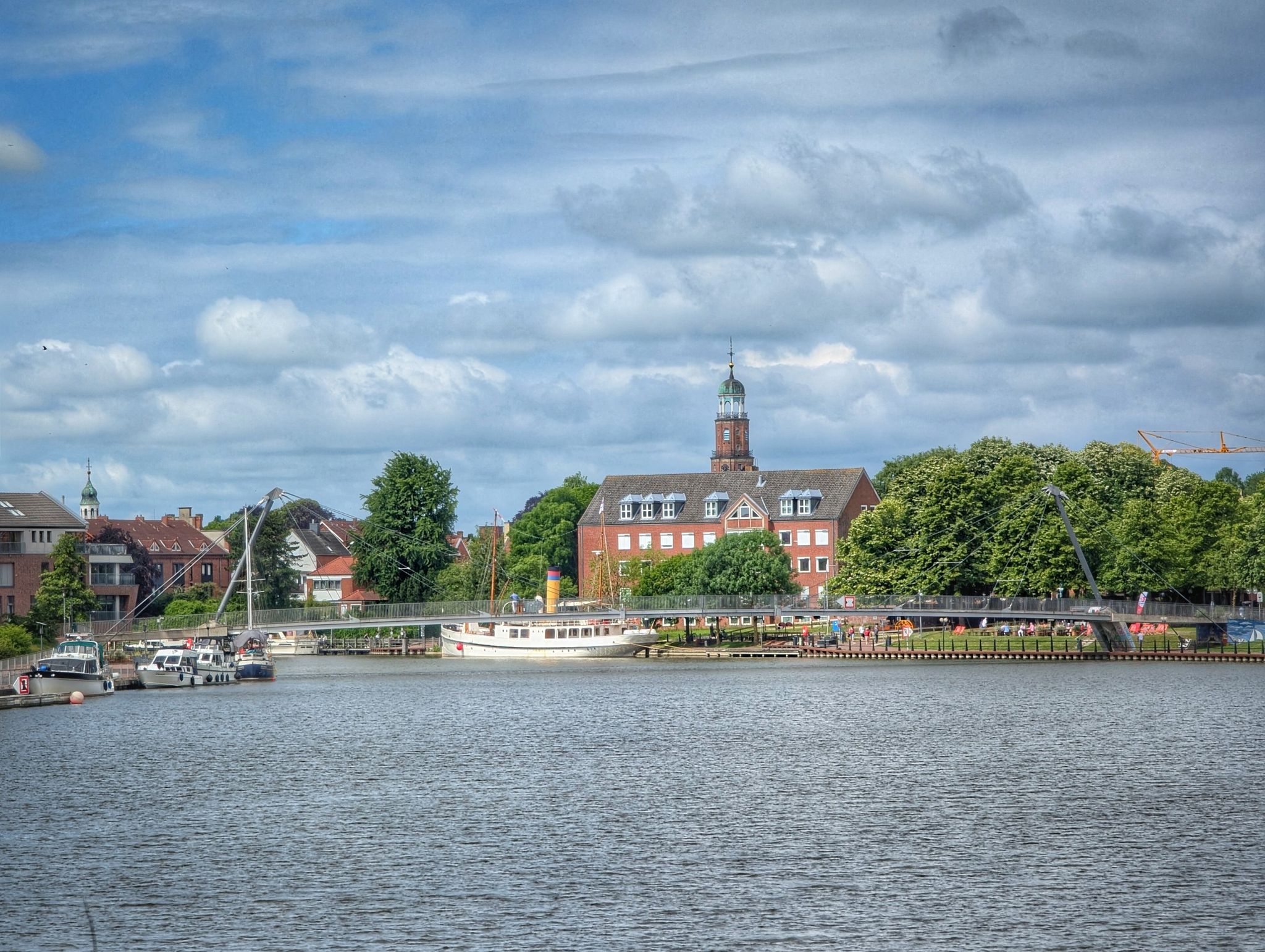 Rathaus und Hafen von Leer