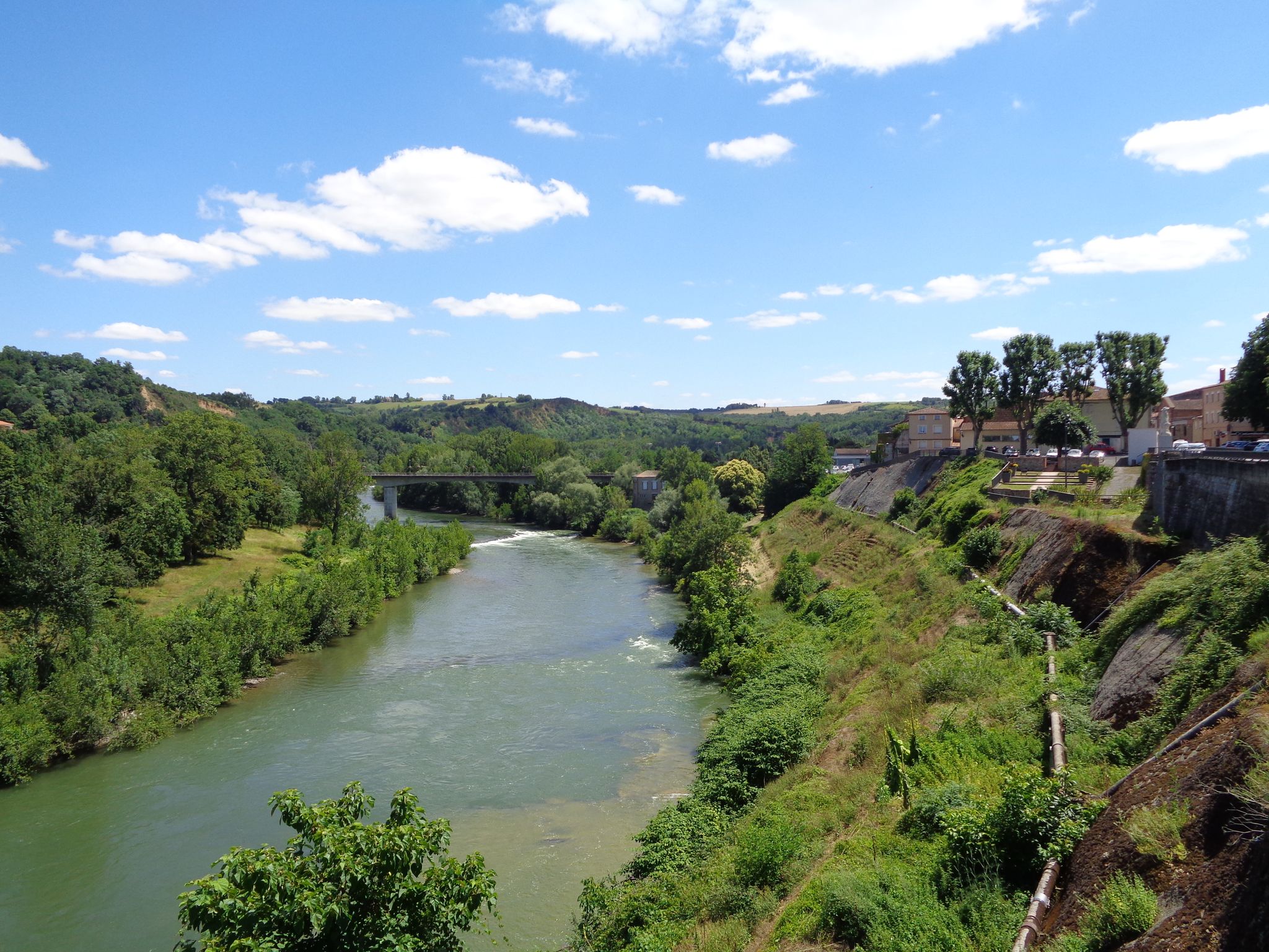 A nice view on the river at the town of Carbonne. A nice resting area ahead and a good place for some food and drinks.