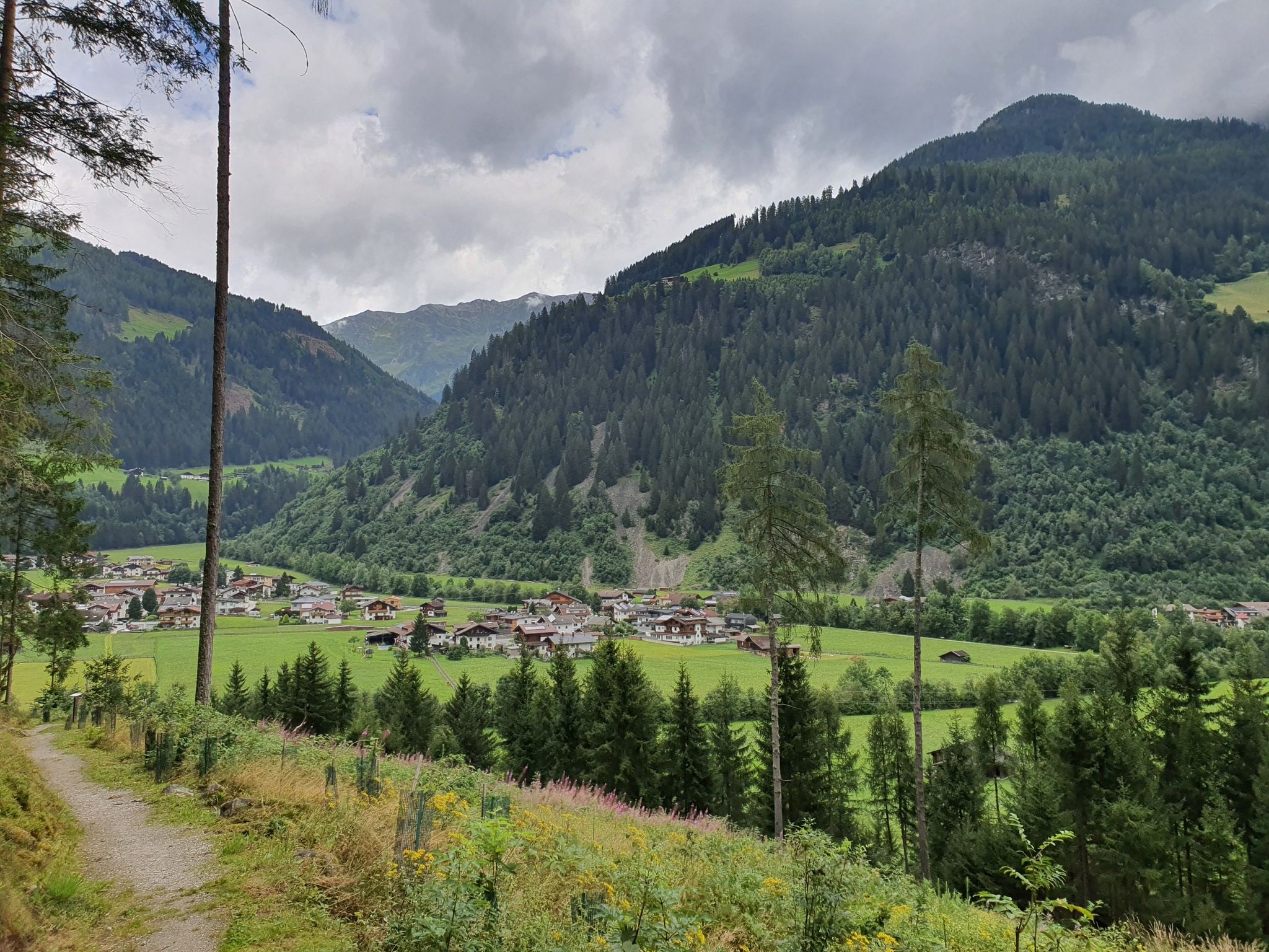 Blick auf Milders und ins Oberbergtal